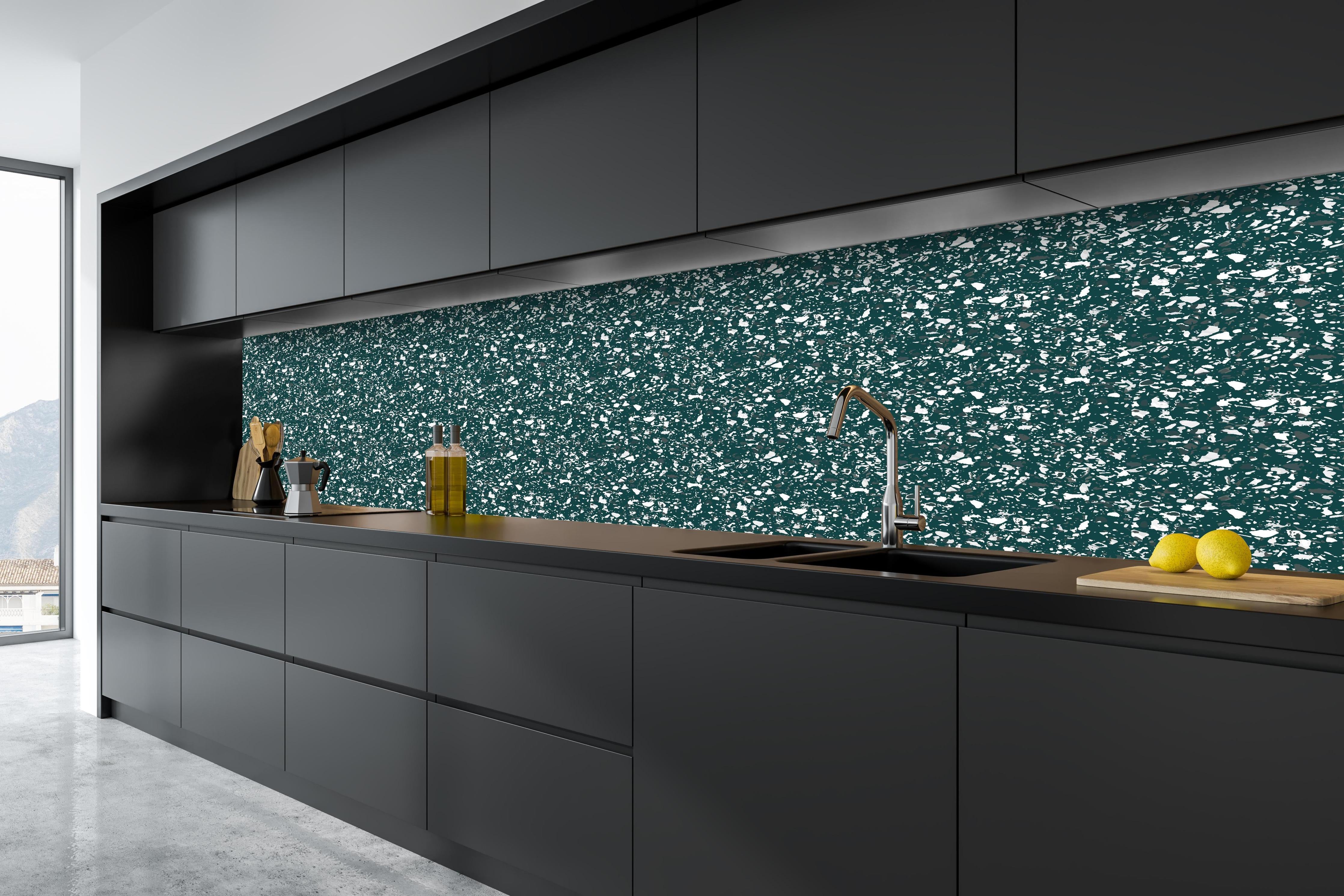 Küche - Pietre Terrazzo Verde petrolio hinter weißen Hochglanz-Küchenregalen und schwarzem Wasserhahn