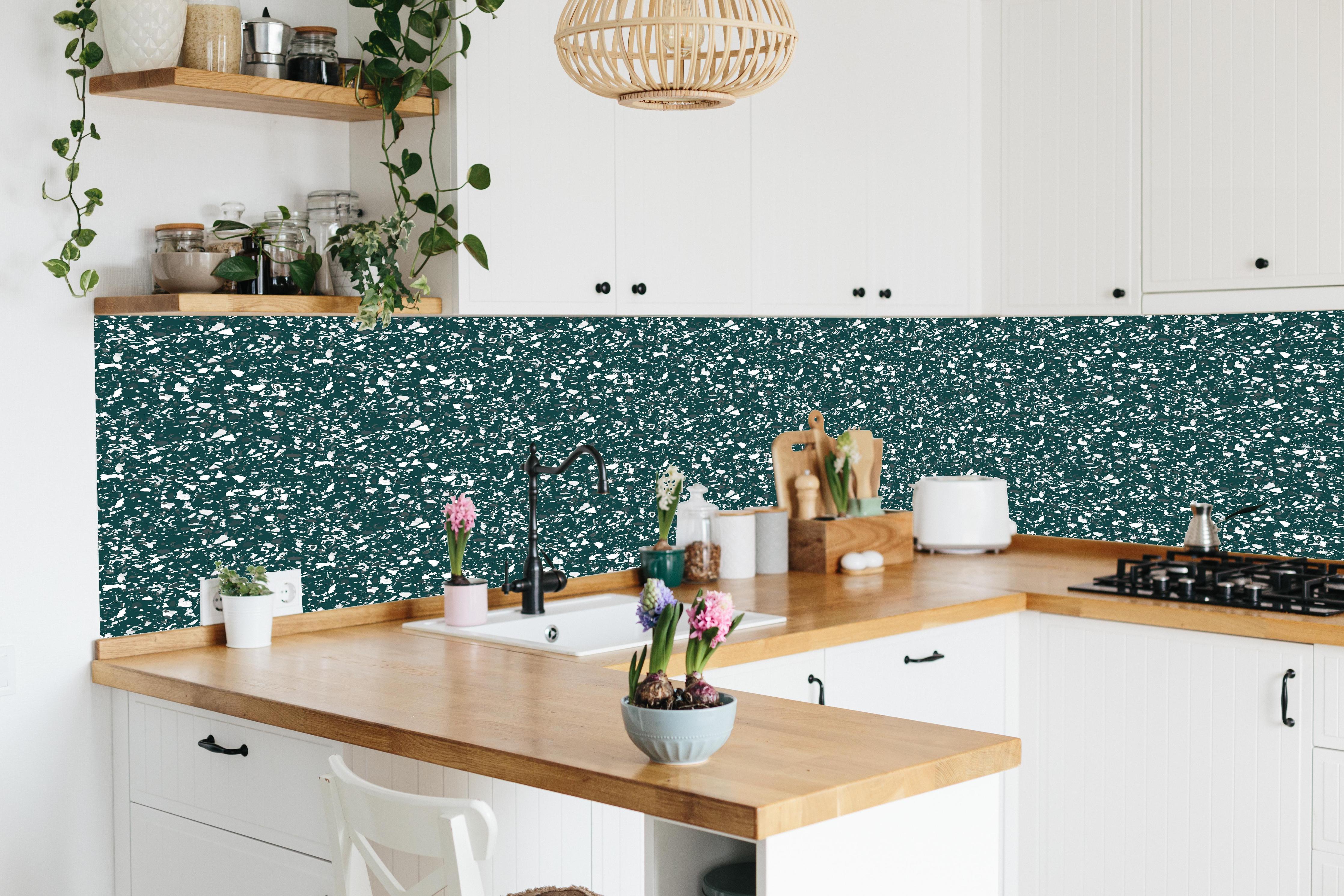 Küche - Pietre Terrazzo Verde petrolio hinter weißen Hochglanz-Küchenregalen und schwarzem Wasserhahn
