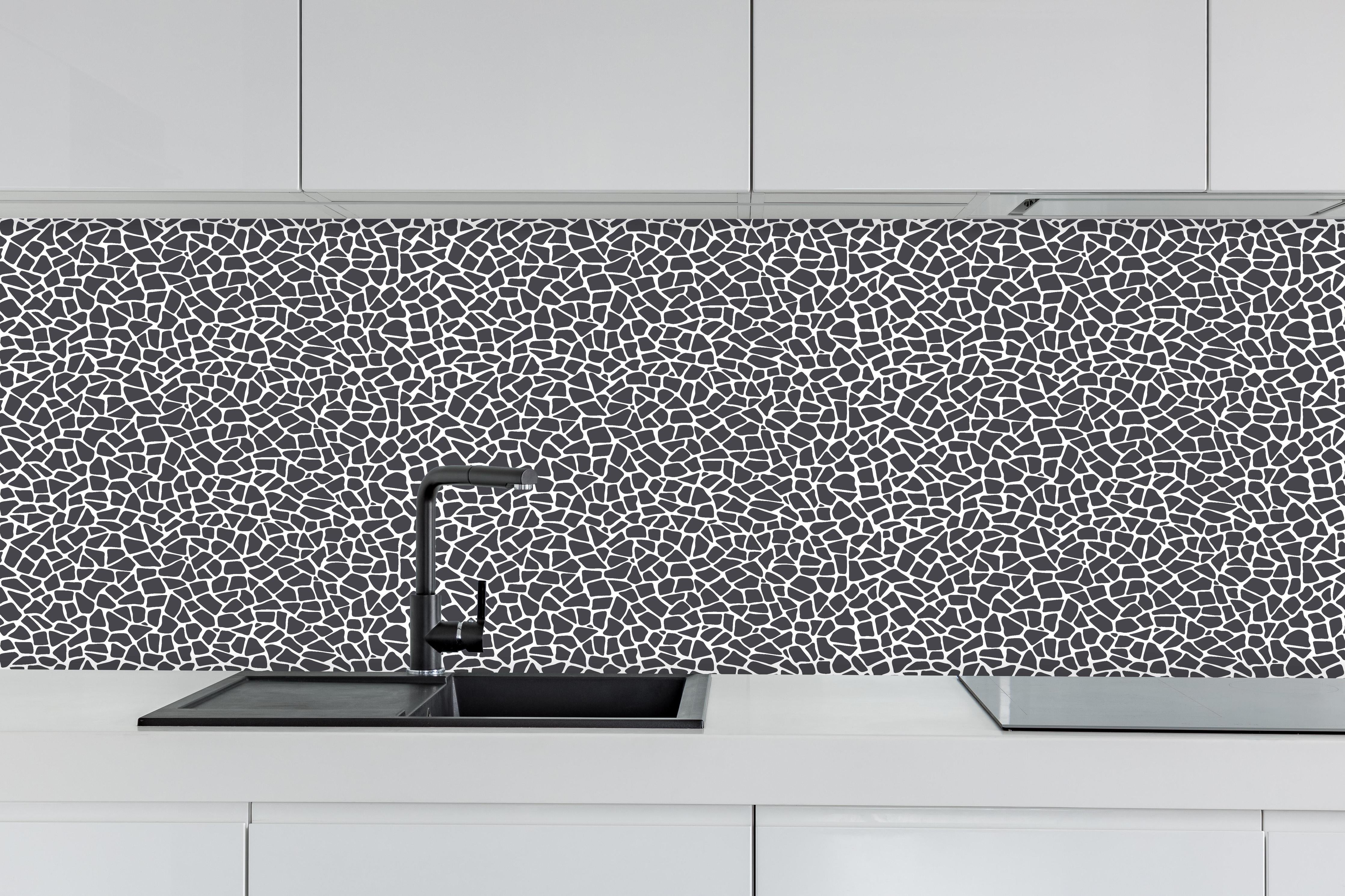 Küche - Pietre Tessere Antracite hinter weißen Hochglanz-Küchenregalen und schwarzem Wasserhahn