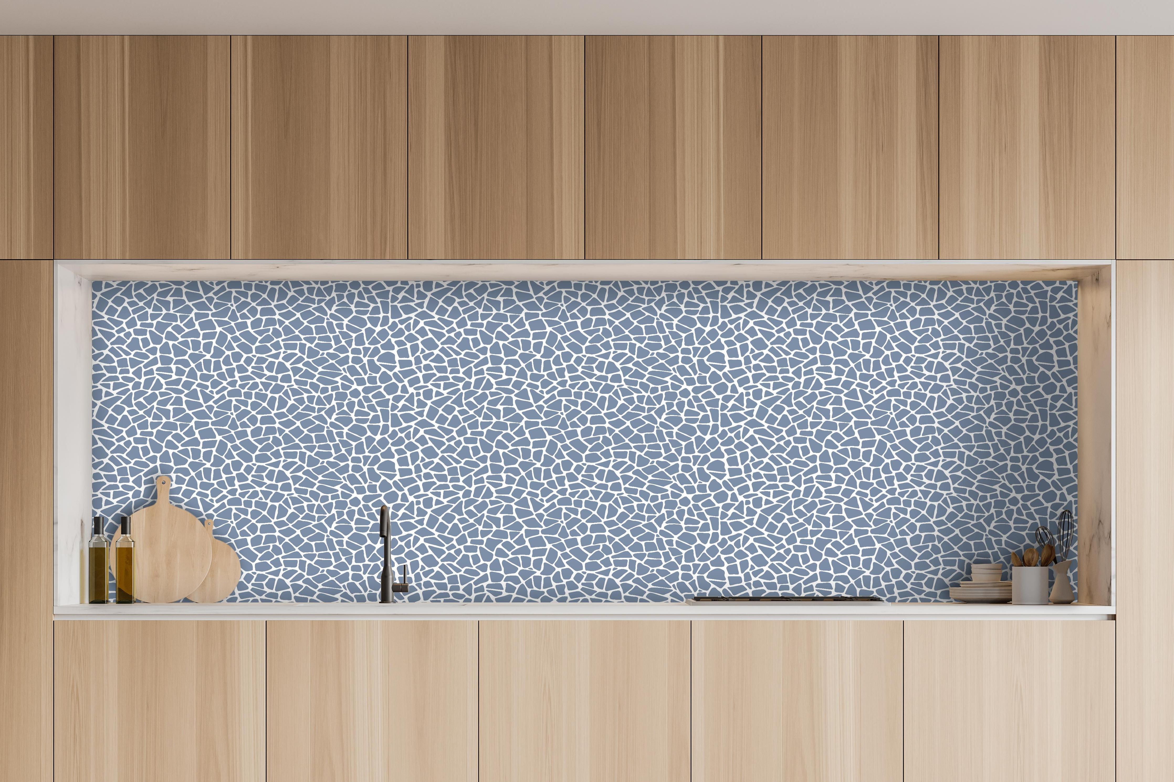 Küche - Pietre Tessere Azzurro polvere hinter weißen Hochglanz-Küchenregalen und schwarzem Wasserhahn