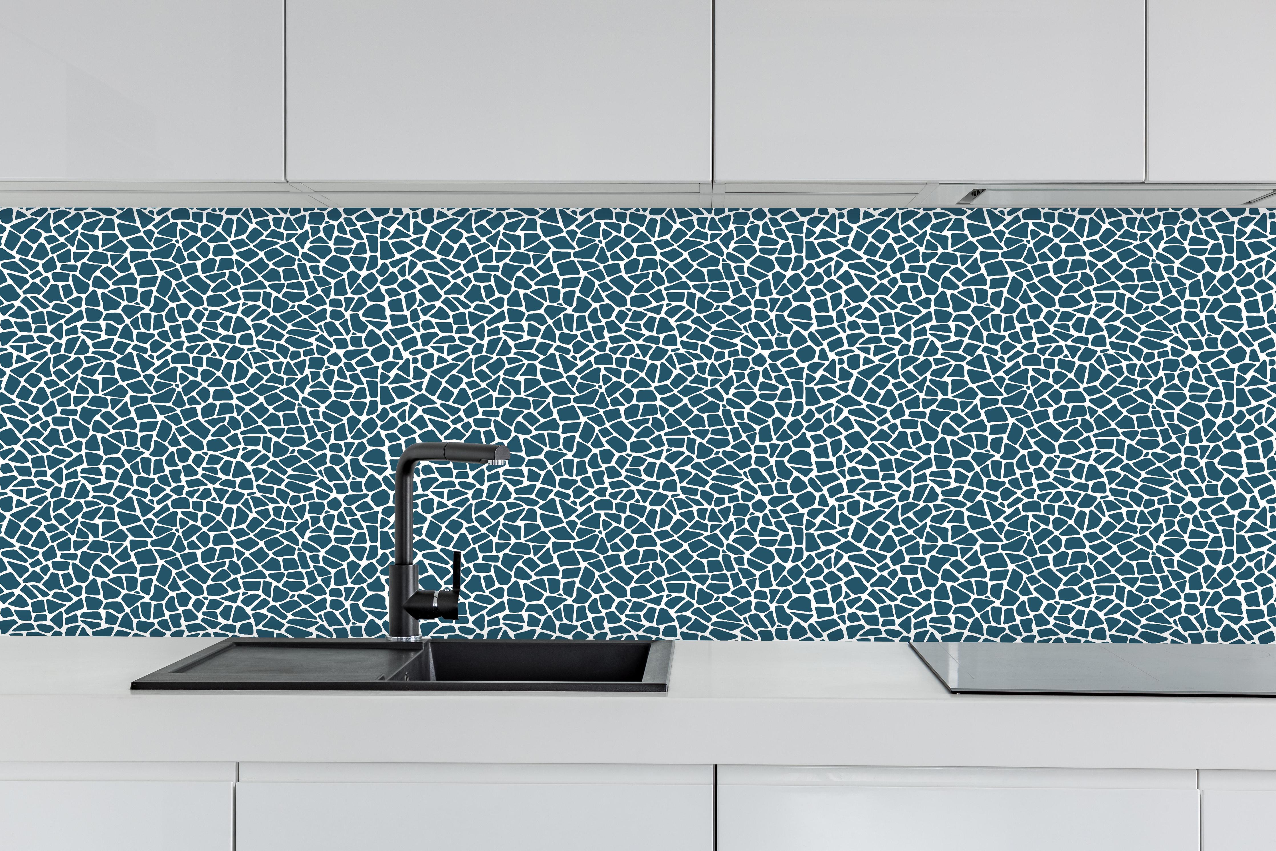 Küche - Pietre Tessere Blu Petrolio hinter weißen Hochglanz-Küchenregalen und schwarzem Wasserhahn