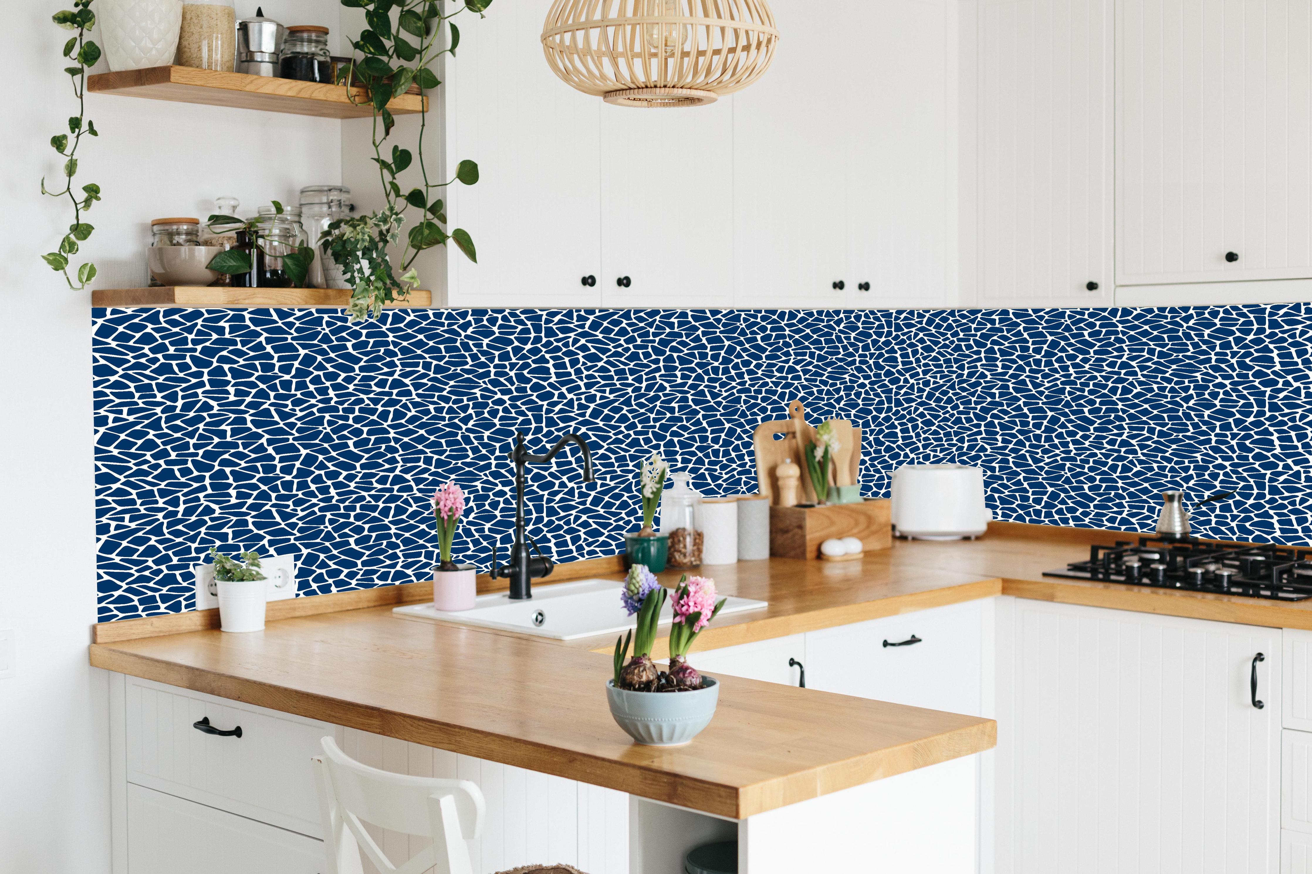 Küche - Pietre Tessere Blu notte hinter weißen Hochglanz-Küchenregalen und schwarzem Wasserhahn