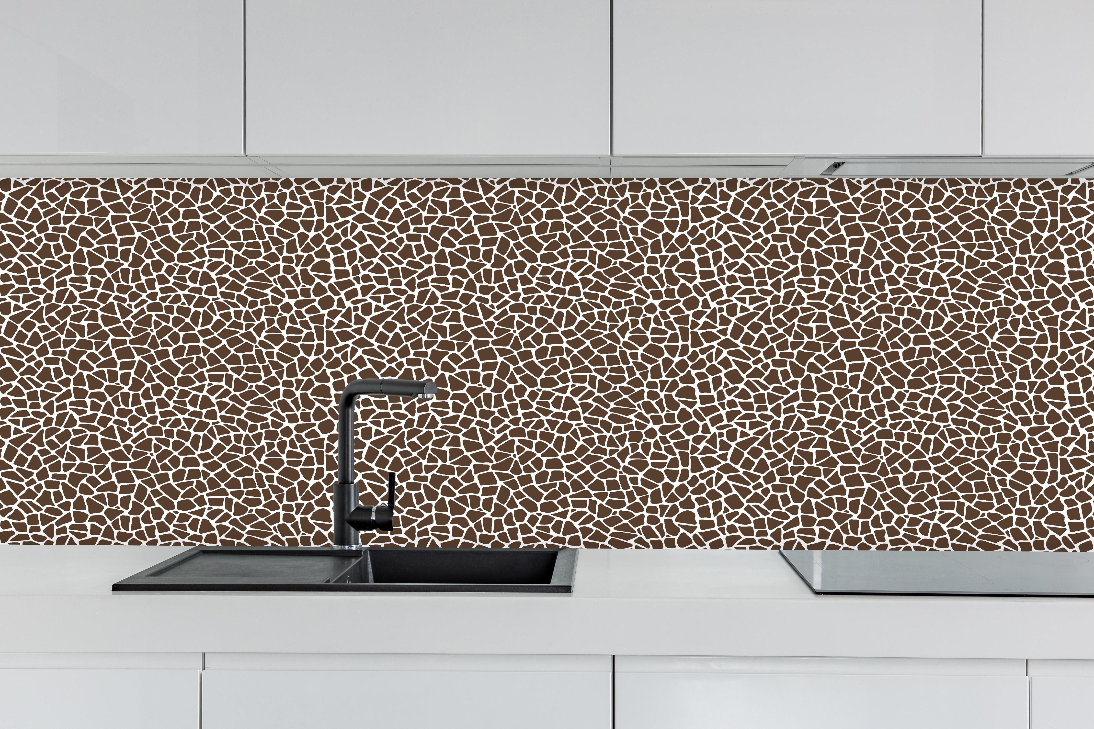 Küche - Pietre Tessere Caffè hinter weißen Hochglanz-Küchenregalen und schwarzem Wasserhahn