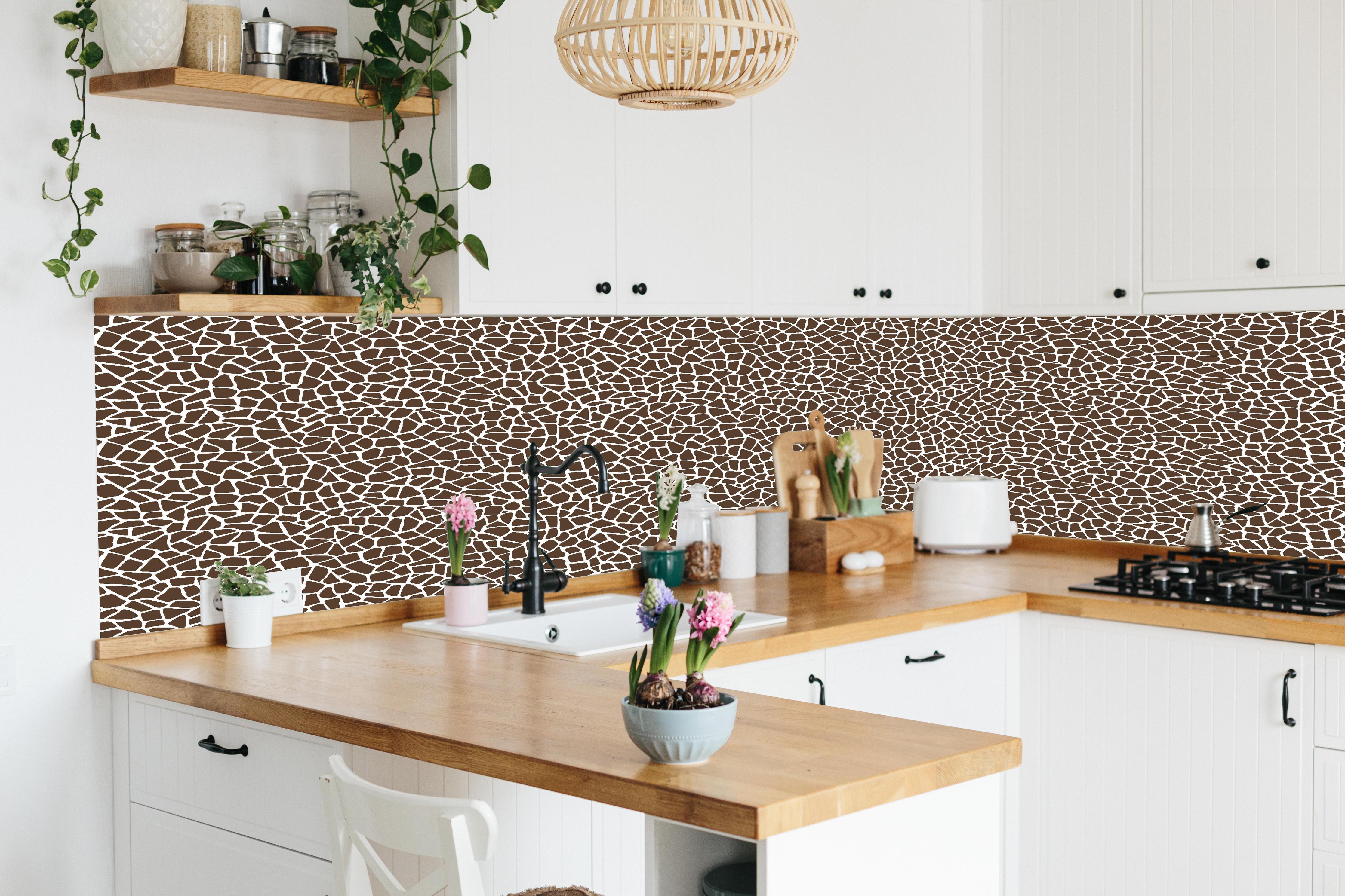 Küche - Pietre Tessere Caffè hinter weißen Hochglanz-Küchenregalen und schwarzem Wasserhahn