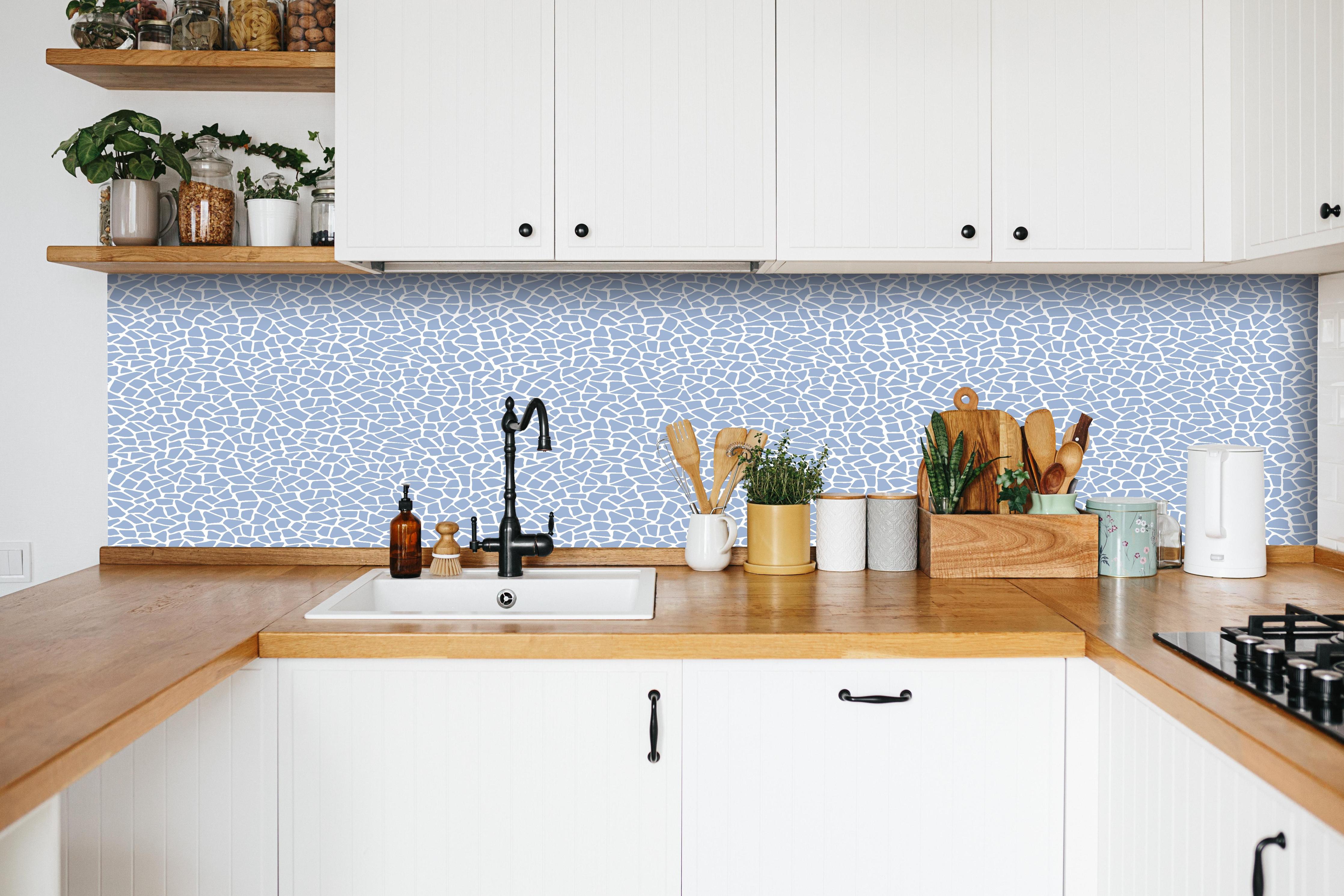 Küche - Pietre Tessere Ceruleo hinter weißen Hochglanz-Küchenregalen und schwarzem Wasserhahn