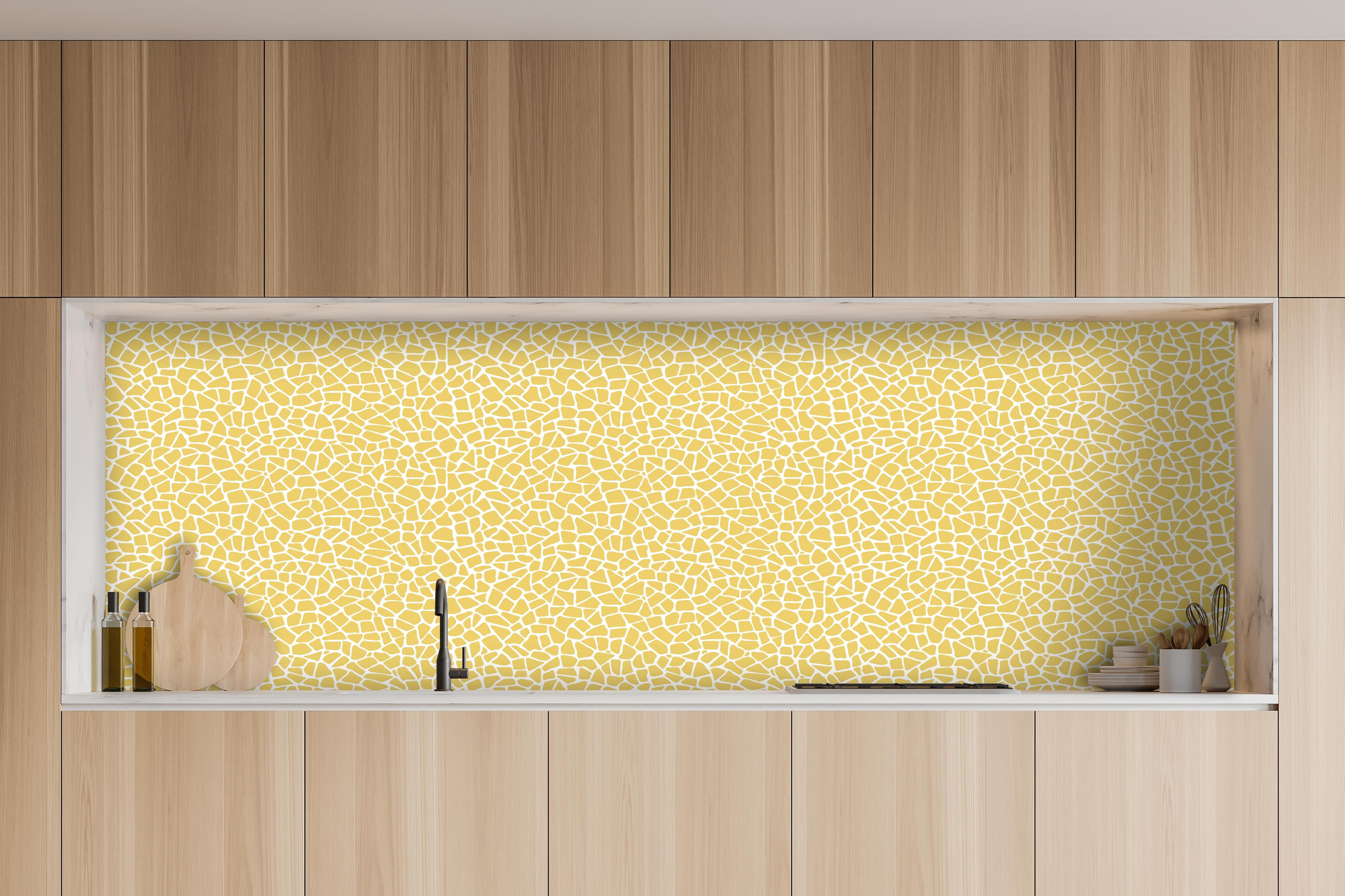 Küche - Pietre Tessere Oro hinter weißen Hochglanz-Küchenregalen und schwarzem Wasserhahn