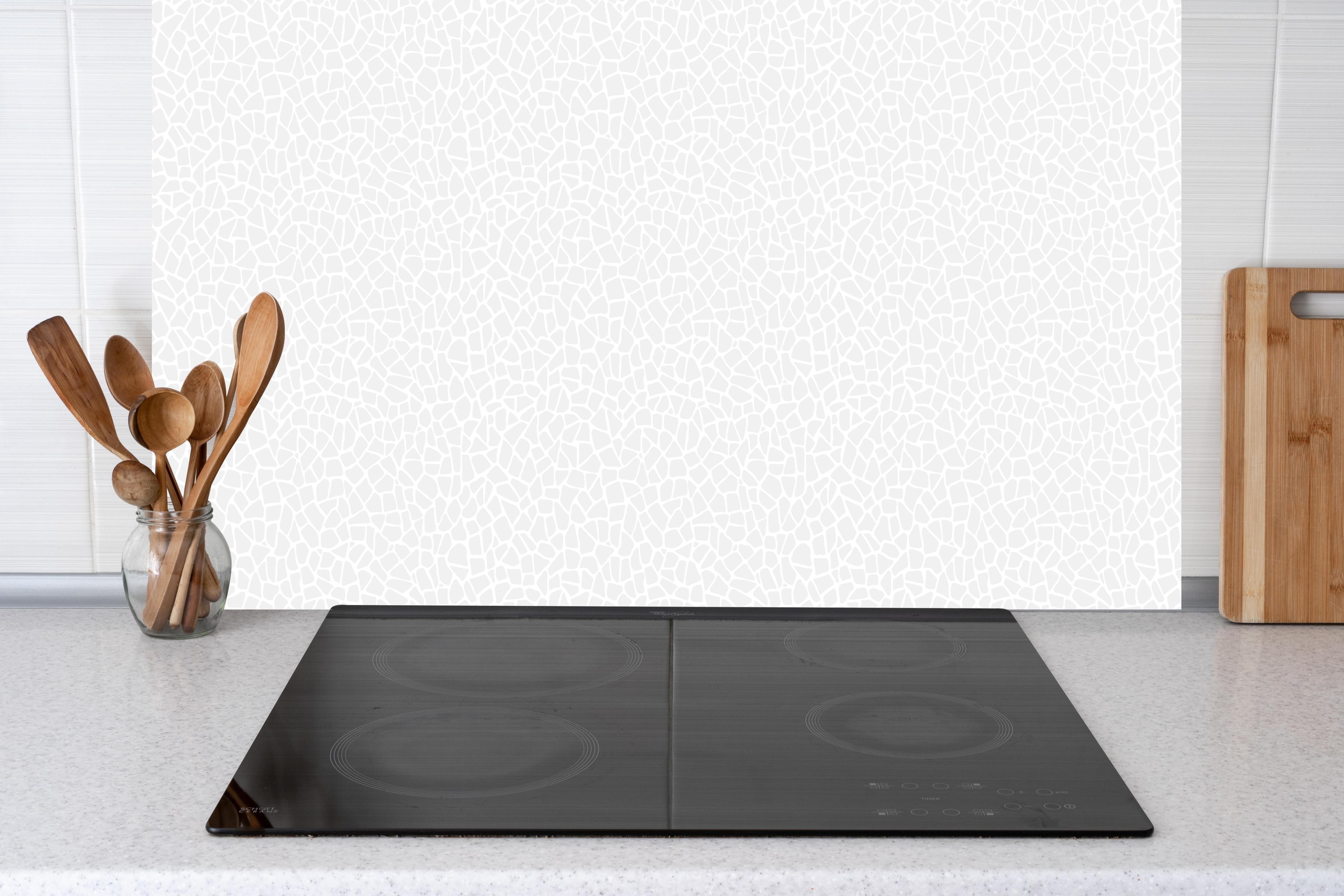 Küche - Pietre Tessere Perla hinter weißen Hochglanz-Küchenregalen und schwarzem Wasserhahn