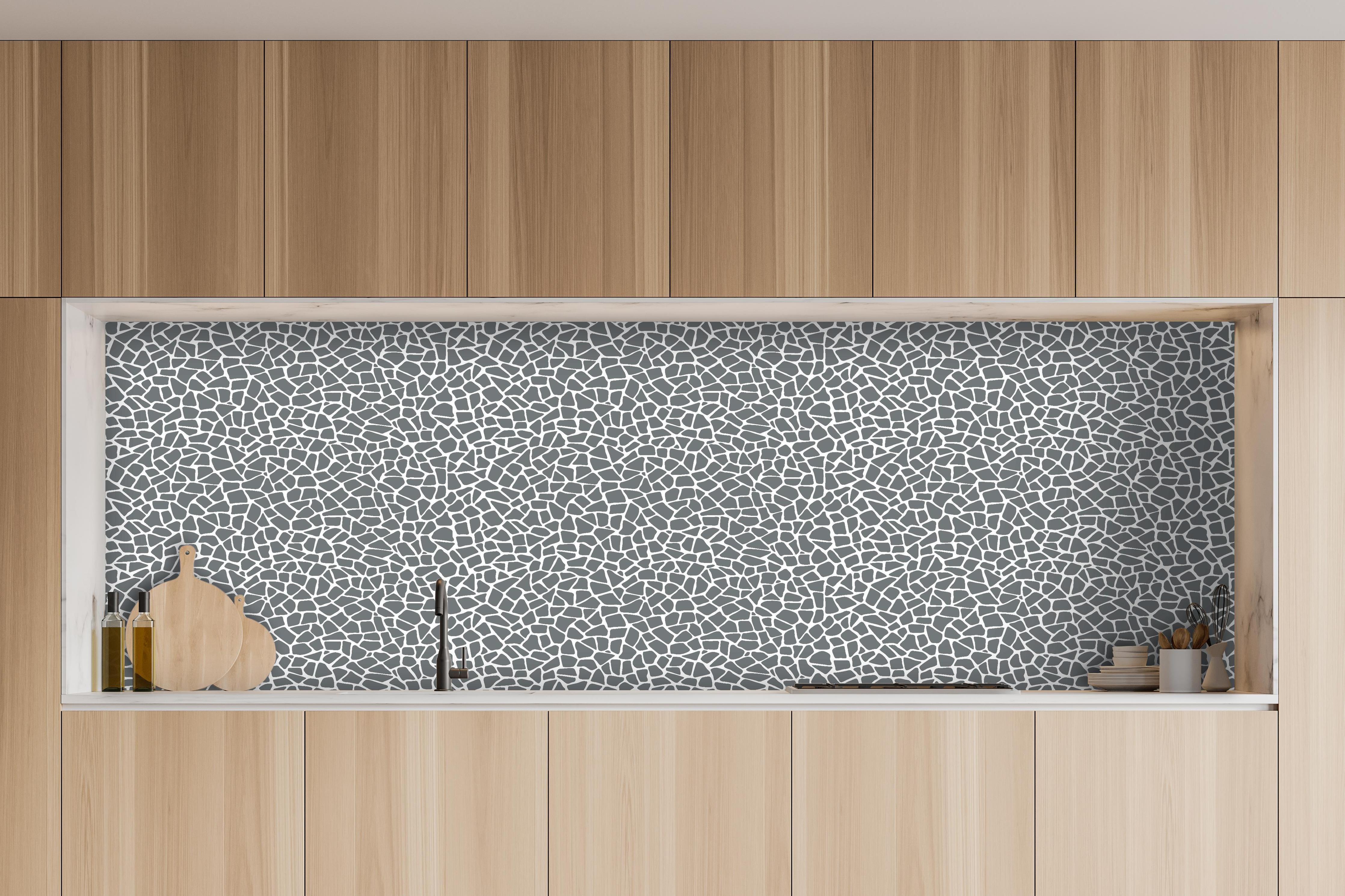 Küche - Pietre Tessere Piombo hinter weißen Hochglanz-Küchenregalen und schwarzem Wasserhahn