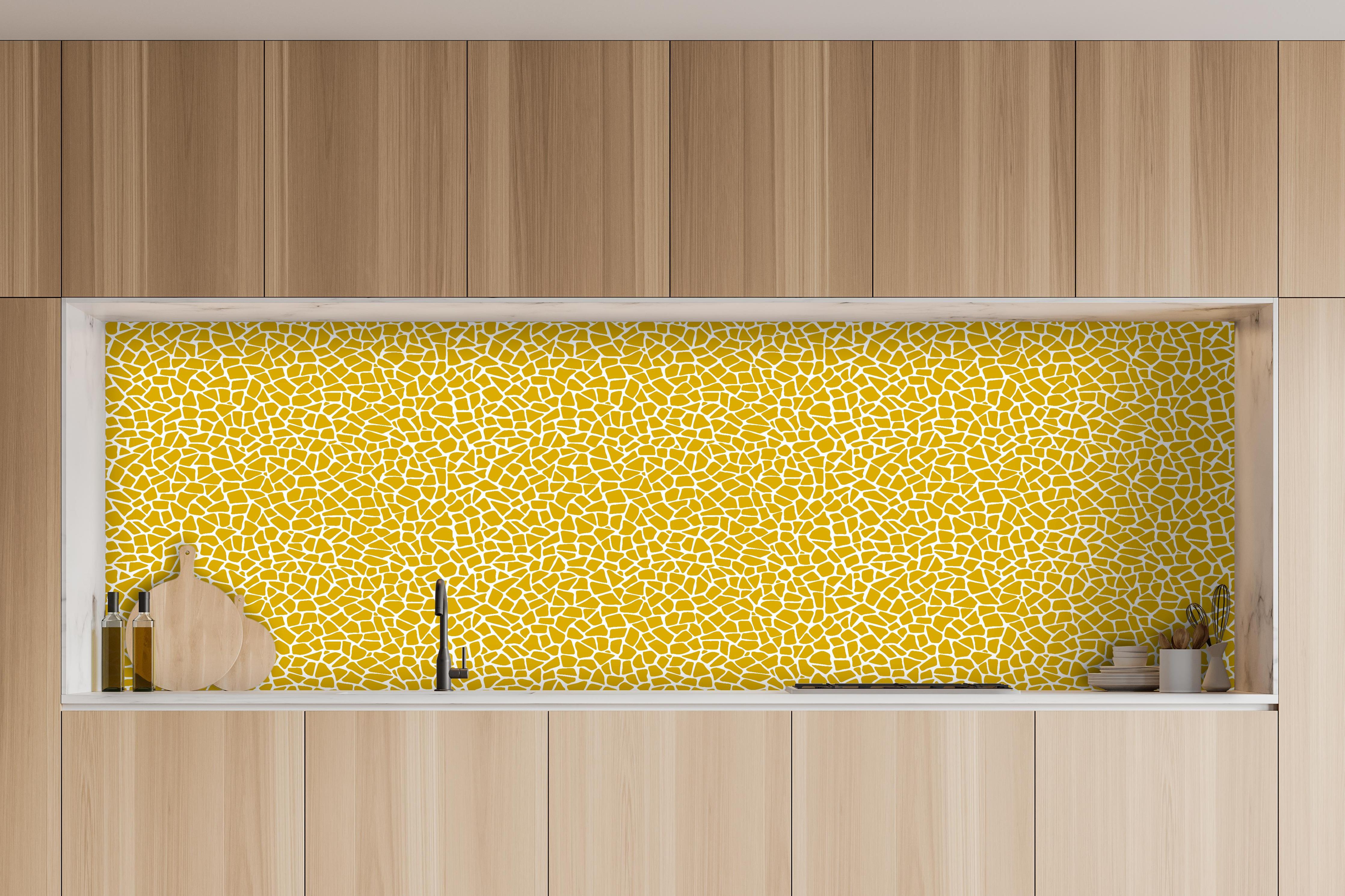 Küche - Pietre Tessere Senape hinter weißen Hochglanz-Küchenregalen und schwarzem Wasserhahn