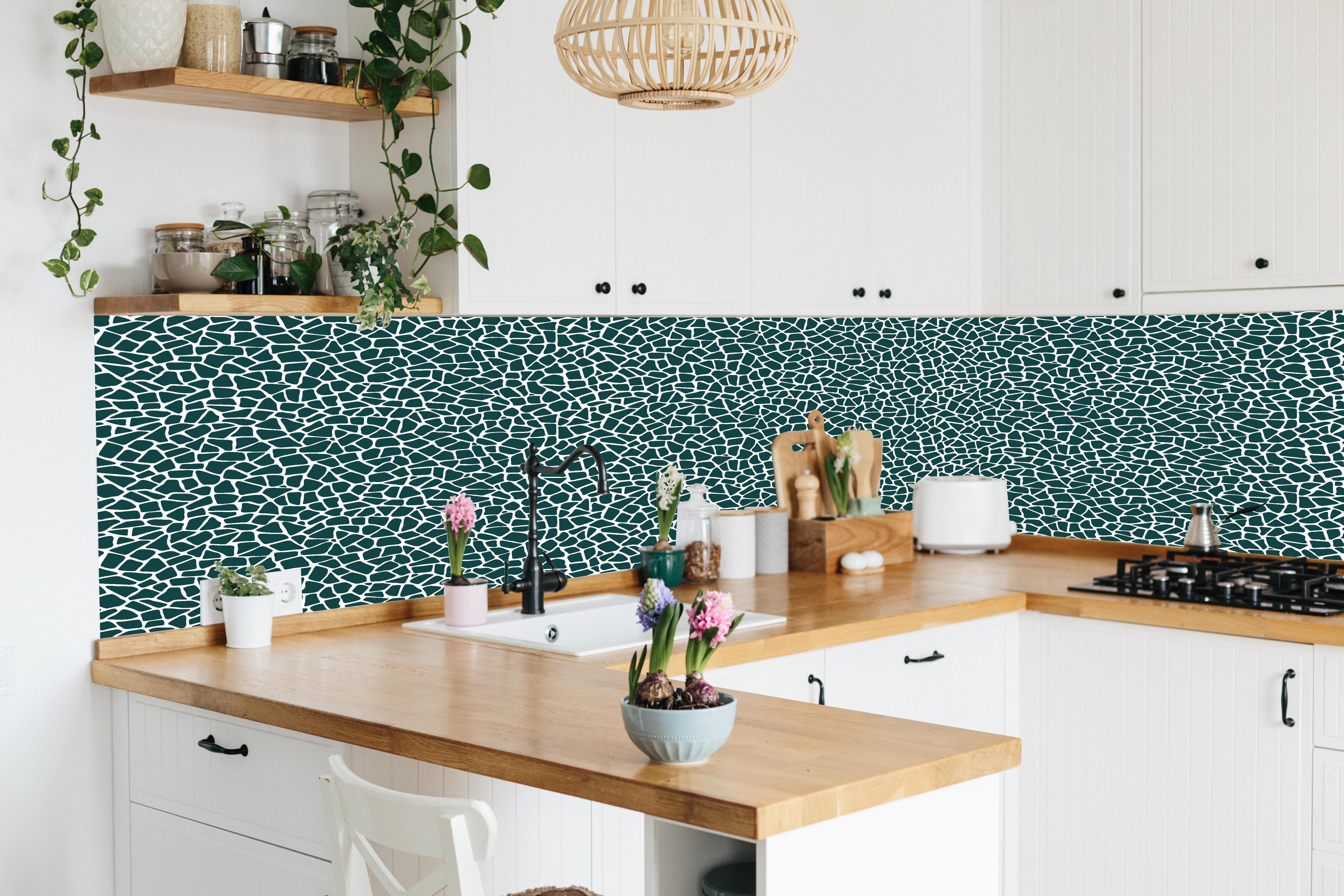 Küche - Pietre Tessere Verde petrolio hinter weißen Hochglanz-Küchenregalen und schwarzem Wasserhahn