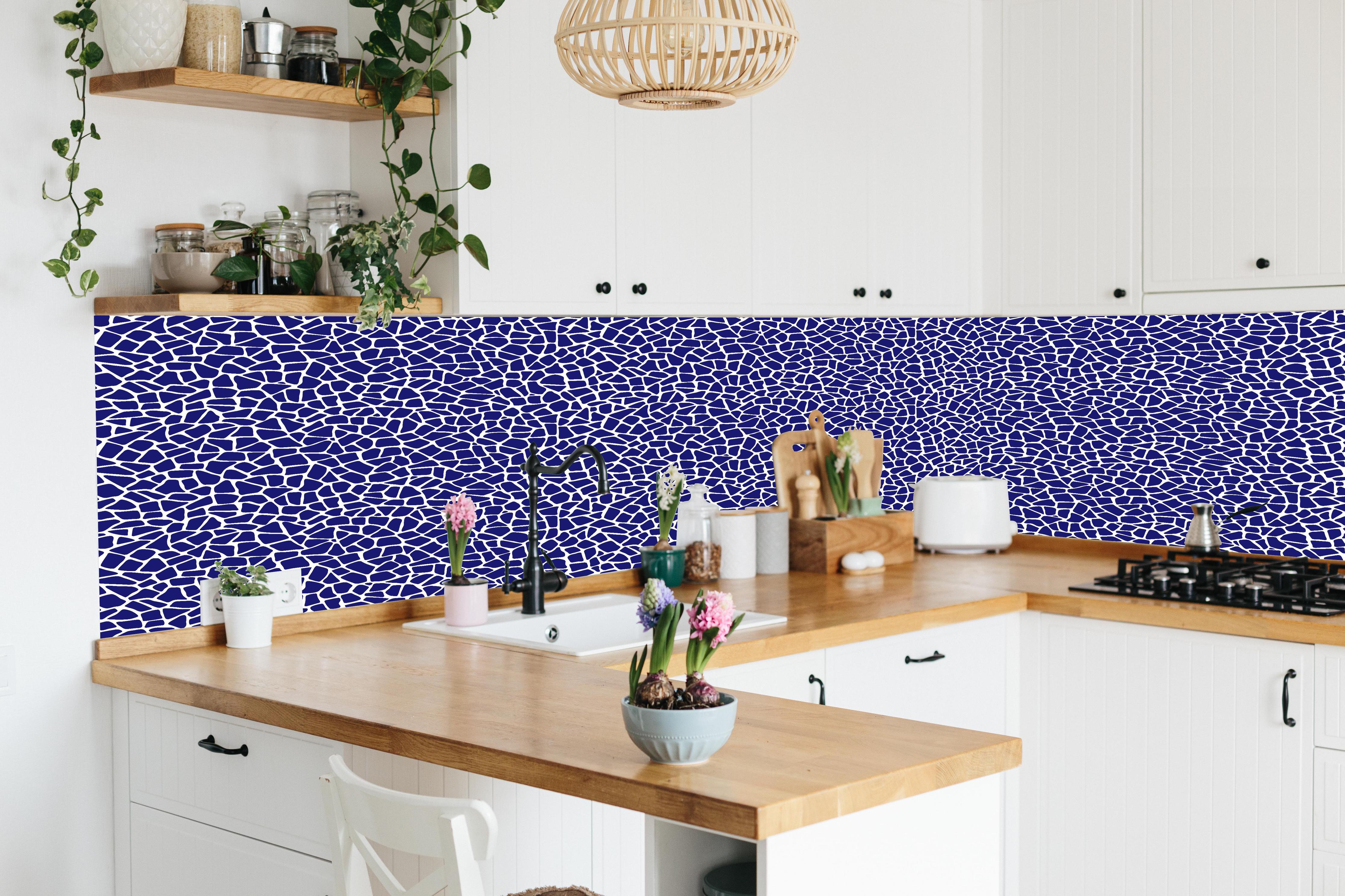 Küche - Pietre Tessere Zaffiro hinter weißen Hochglanz-Küchenregalen und schwarzem Wasserhahn