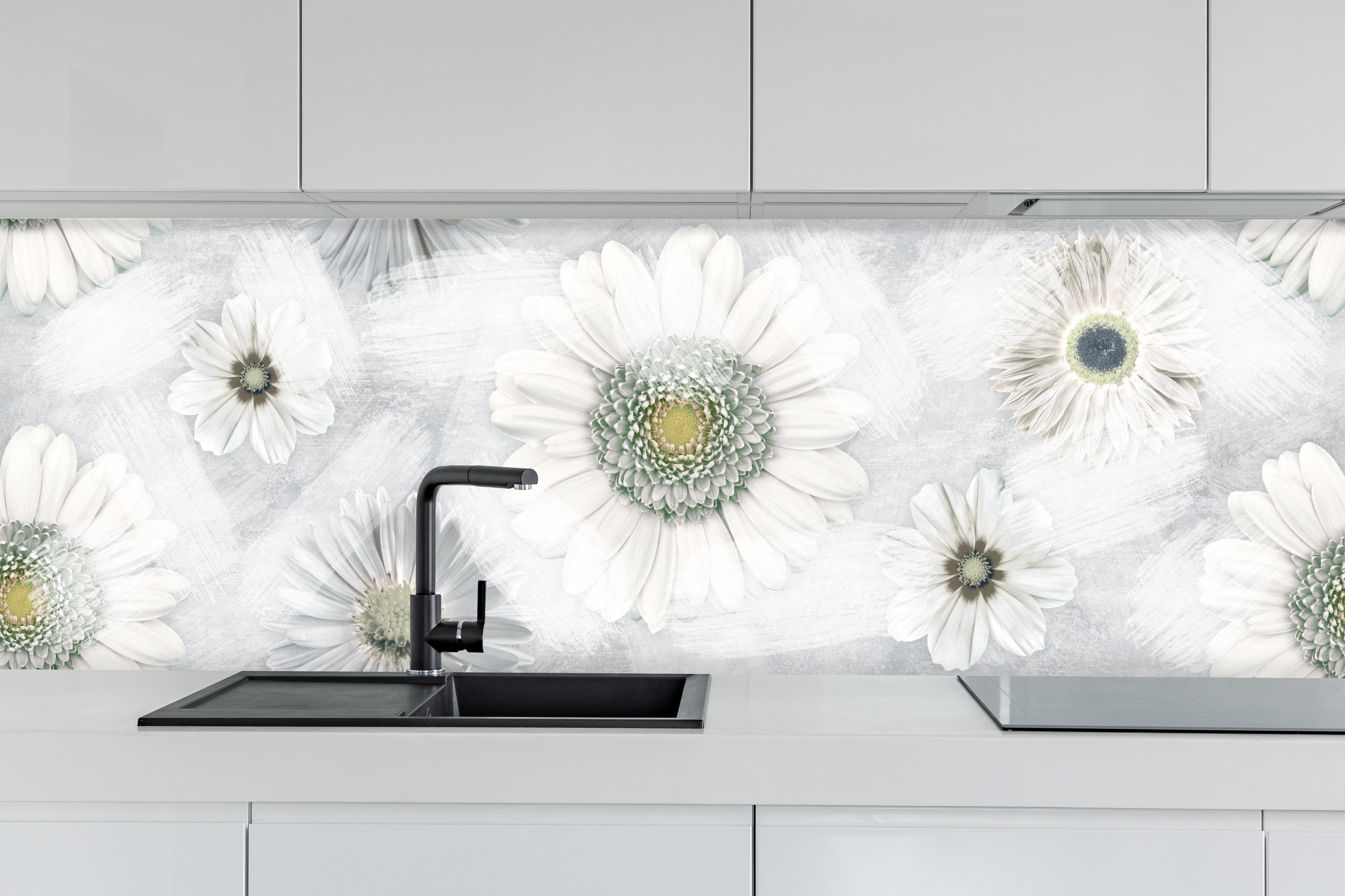 Küche - Pinsel Effekt - Blumen Muster hinter weißen Hochglanz-Küchenregalen und schwarzem Wasserhahn