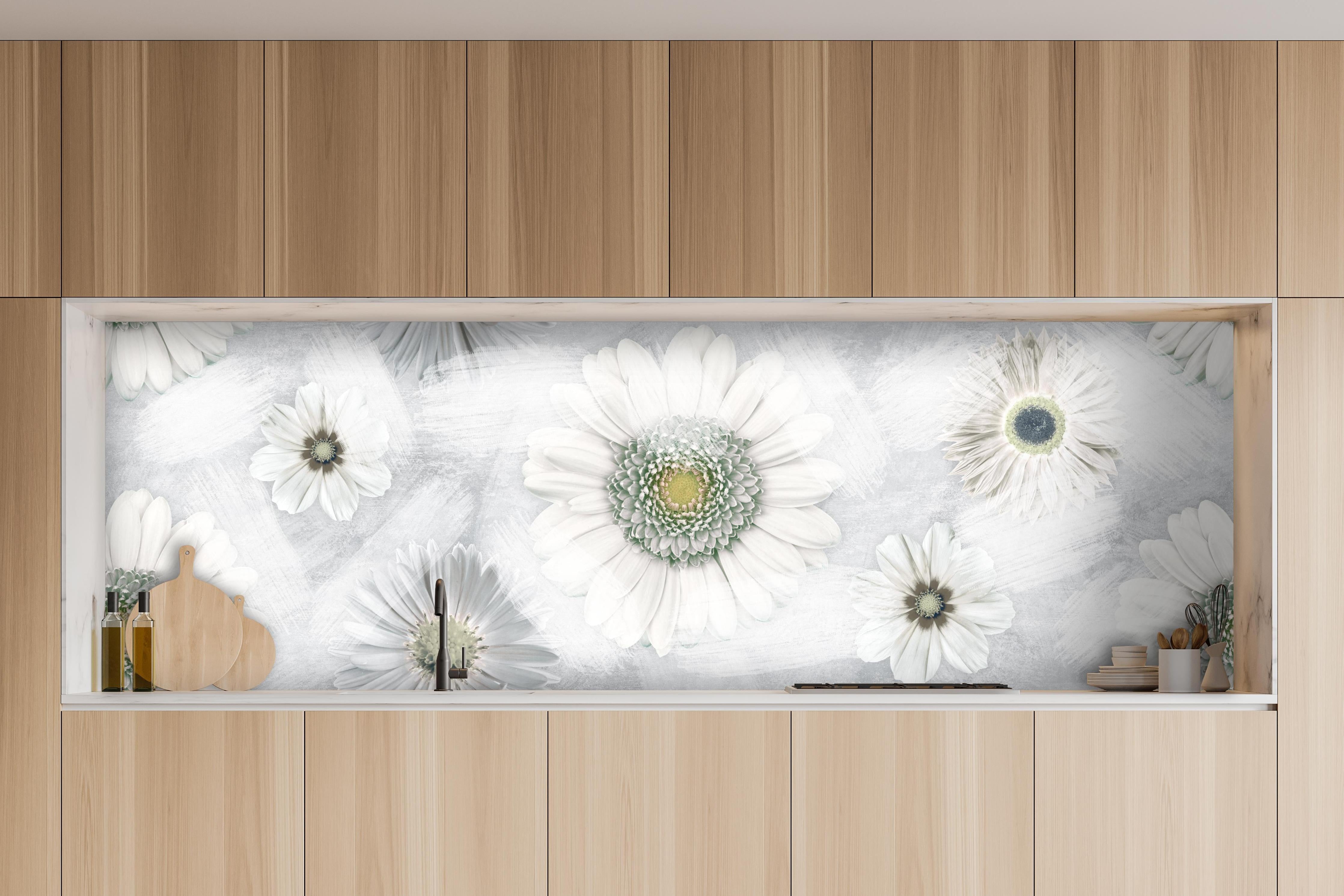 Küche - Pinsel Effekt - Blumen Muster hinter weißen Hochglanz-Küchenregalen und schwarzem Wasserhahn