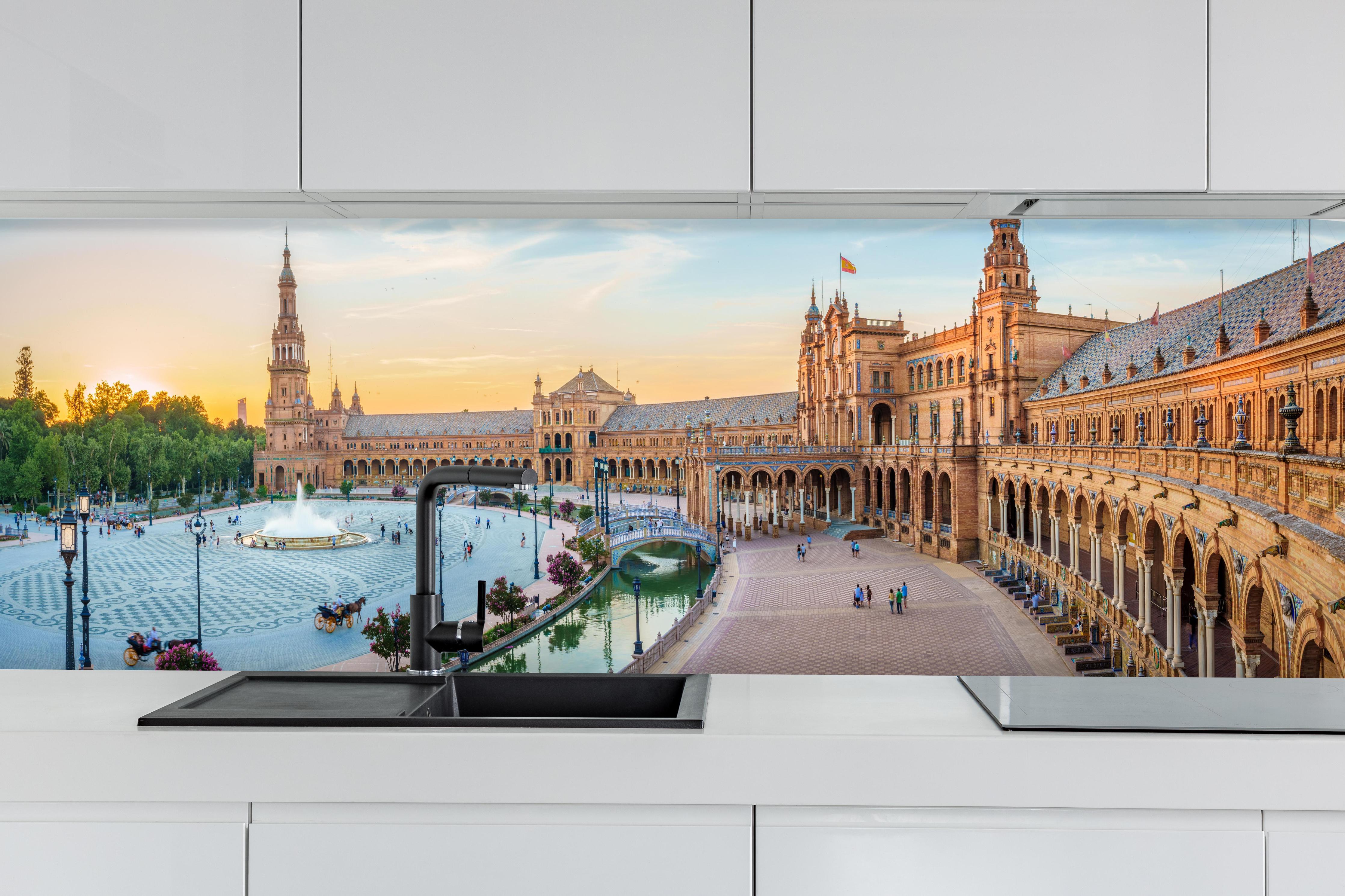 Küche - Plaza Espana Panorama in Abenddämmerung hinter weißen Hochglanz-Küchenregalen und schwarzem Wasserhahn