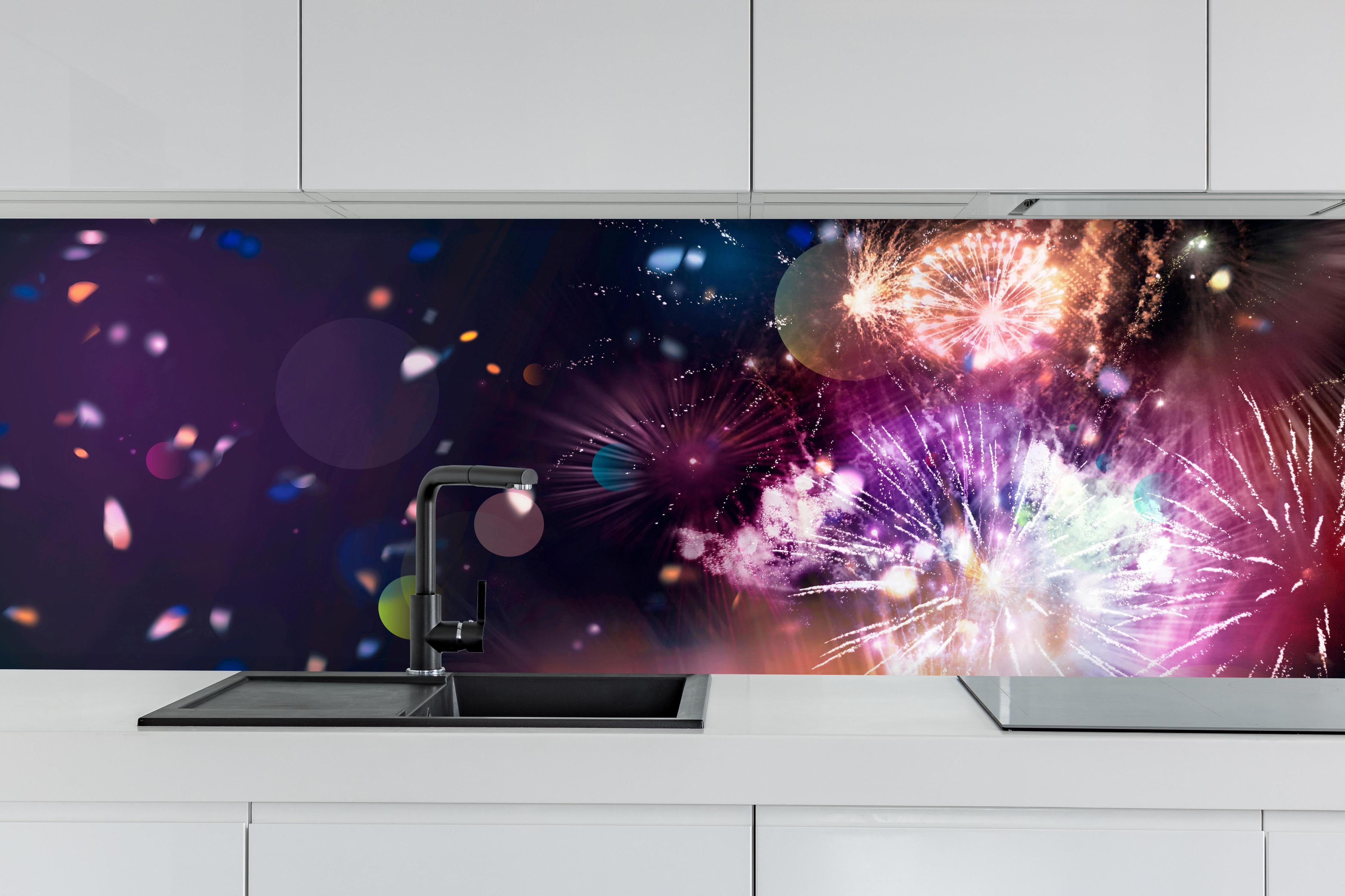 Küche - Prachtvolles Feuerwerk und schillerndes Konfetti hinter weißen Hochglanz-Küchenregalen und schwarzem Wasserhahn