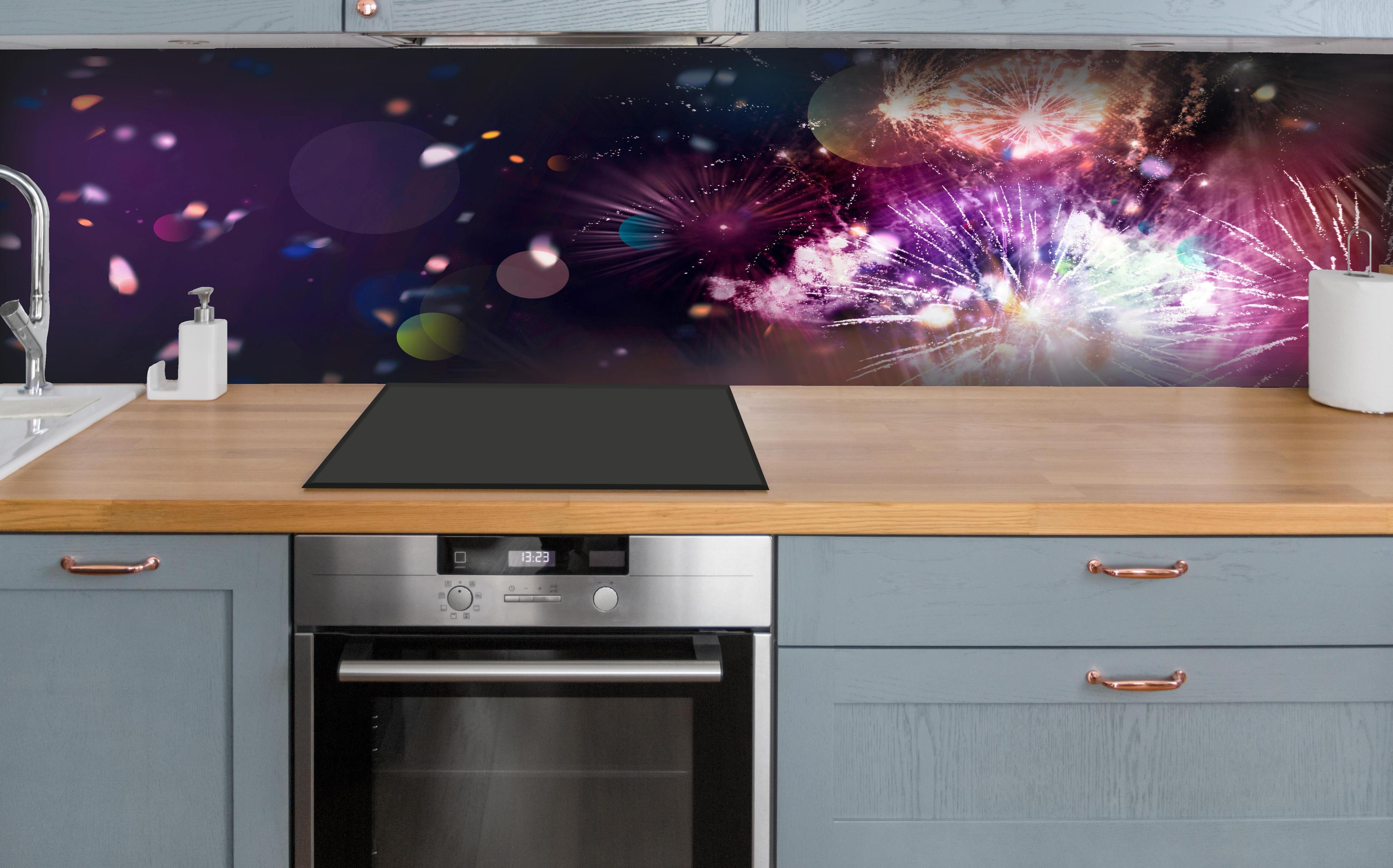 Küche - Prachtvolles Feuerwerk und schillerndes Konfetti hinter weißen Hochglanz-Küchenregalen und schwarzem Wasserhahn