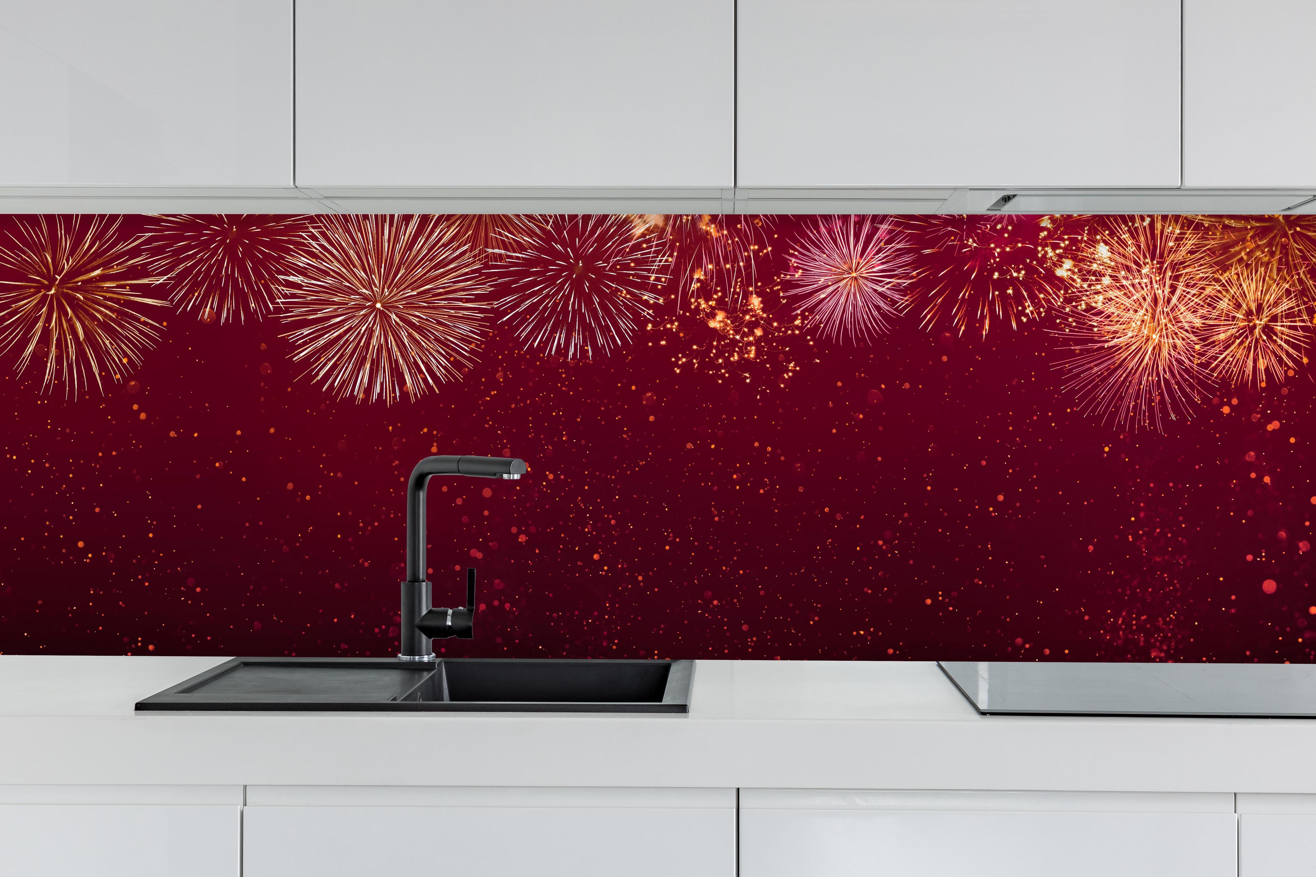 Küche - Prächtiges Feuerwerk Hintergrund Rot hinter weißen Hochglanz-Küchenregalen und schwarzem Wasserhahn