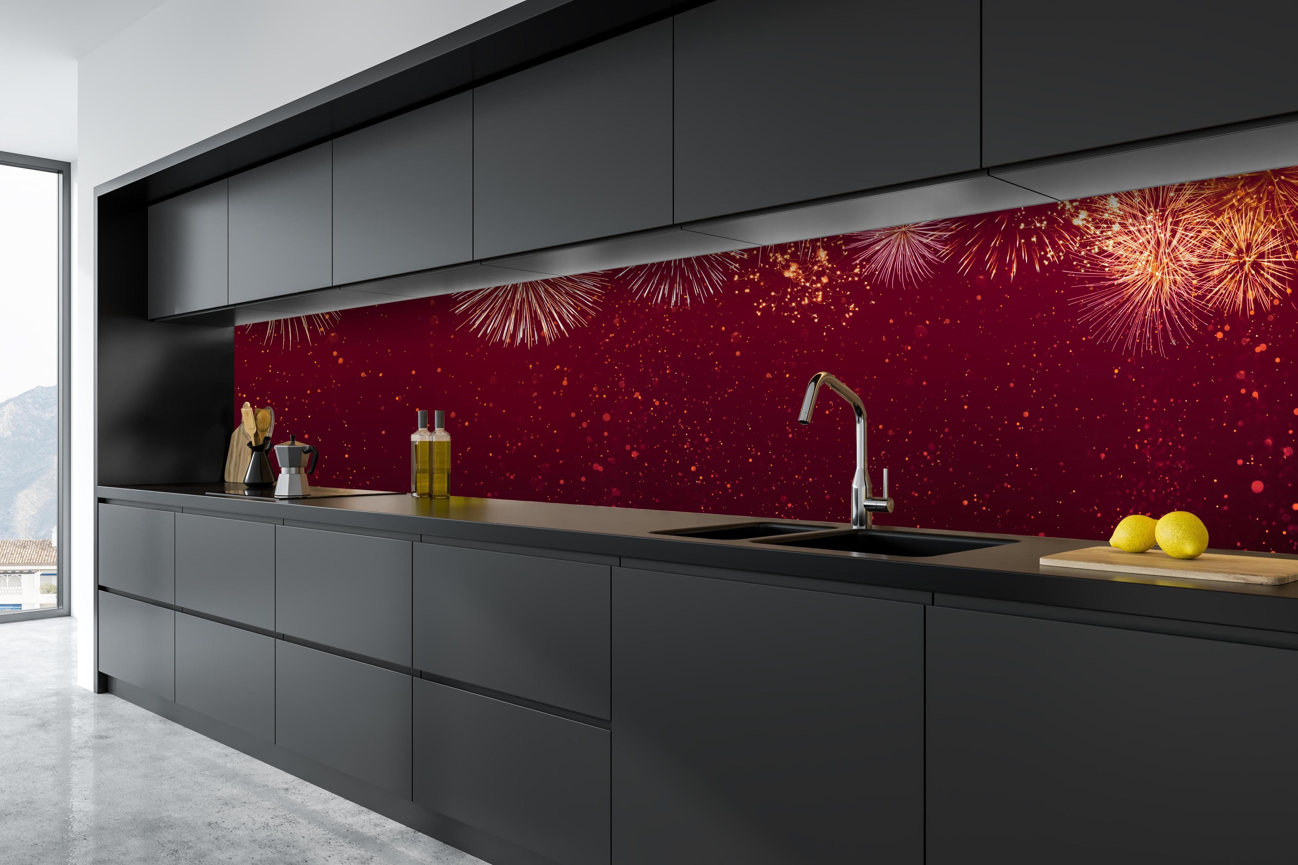 Küche - Prächtiges Feuerwerk Hintergrund Rot hinter weißen Hochglanz-Küchenregalen und schwarzem Wasserhahn