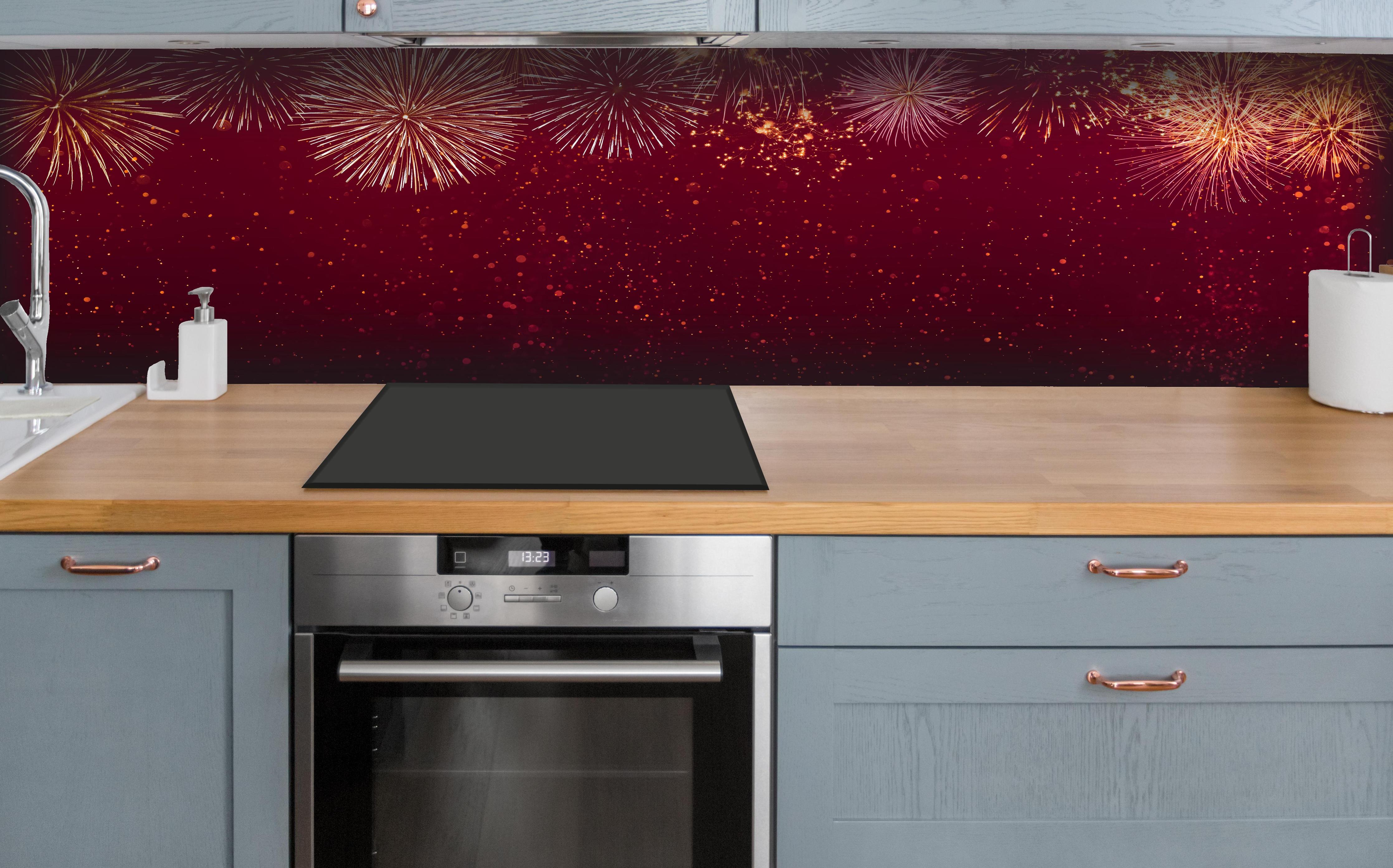 Küche - Prächtiges Feuerwerk Hintergrund Rot hinter weißen Hochglanz-Küchenregalen und schwarzem Wasserhahn