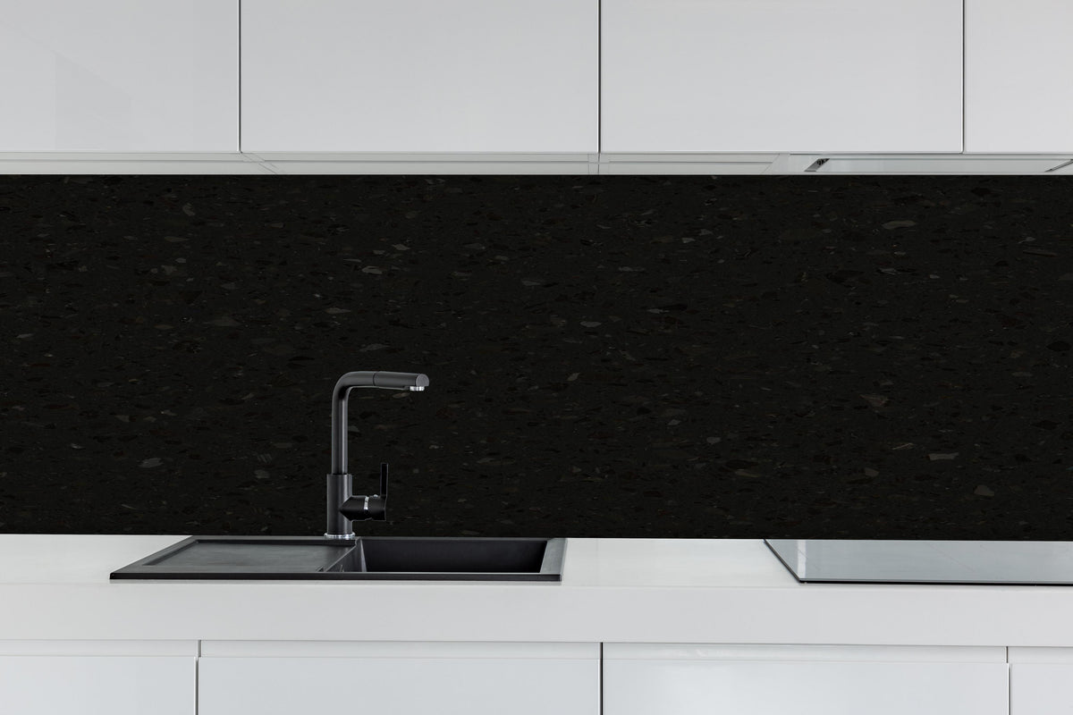 Küche - Quarz Diamond Charcoal hinter weißen Hochglanz-Küchenregalen und schwarzem Wasserhahn