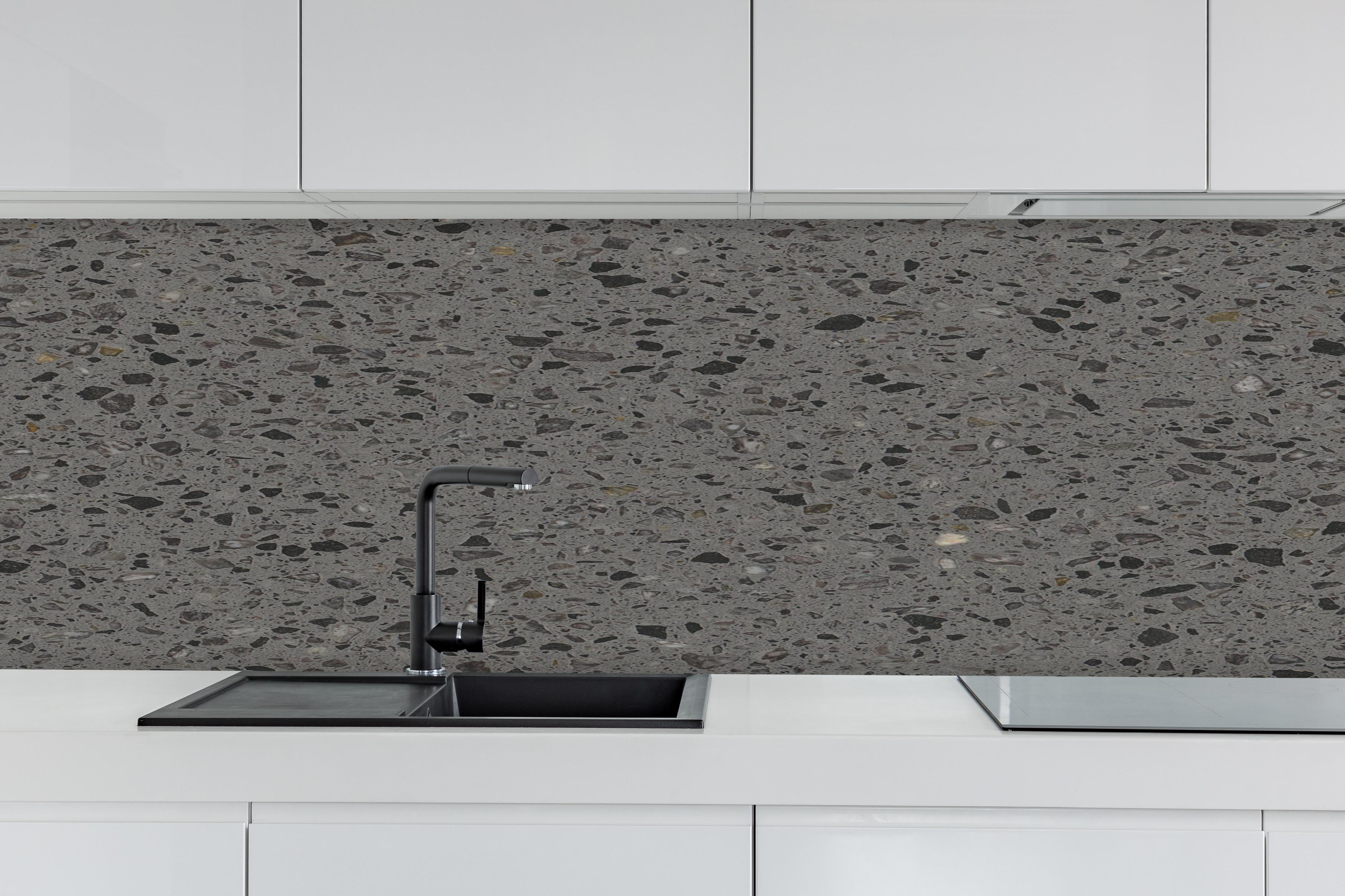 Küche - Quarz FusionStone Grey hinter weißen Hochglanz-Küchenregalen und schwarzem Wasserhahn