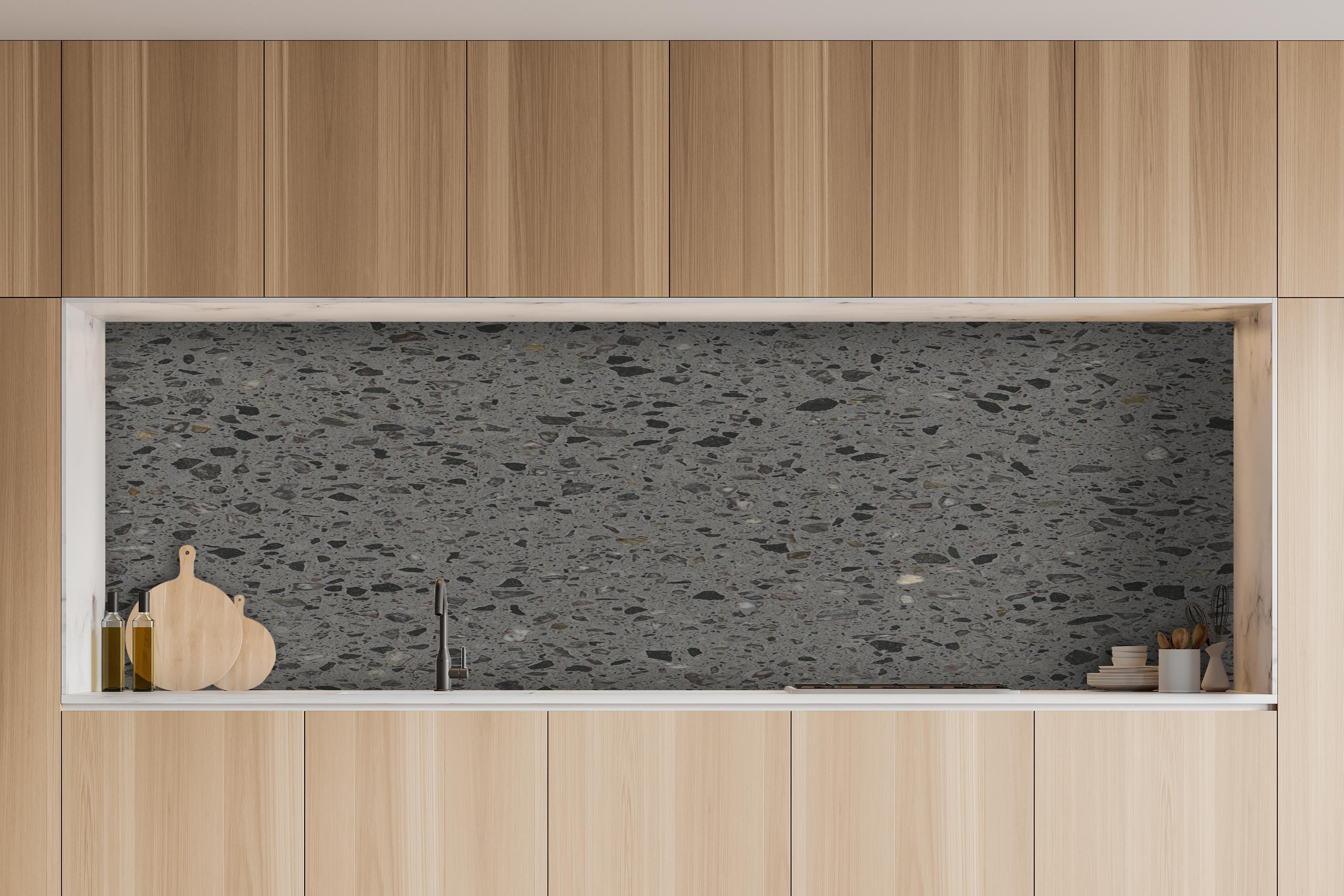 Küche - Quarz FusionStone Grey hinter weißen Hochglanz-Küchenregalen und schwarzem Wasserhahn