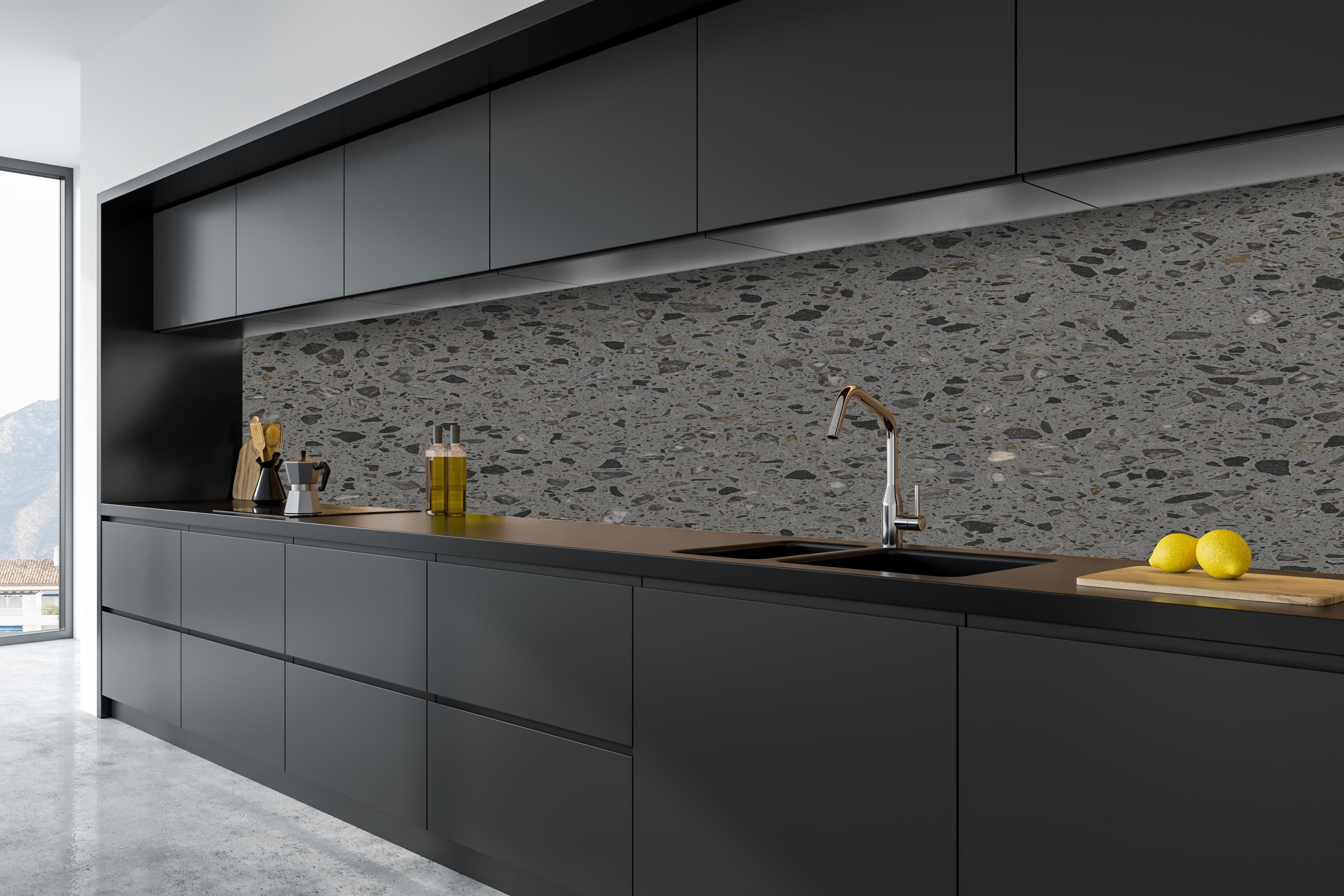 Küche - Quarz FusionStone Grey hinter weißen Hochglanz-Küchenregalen und schwarzem Wasserhahn