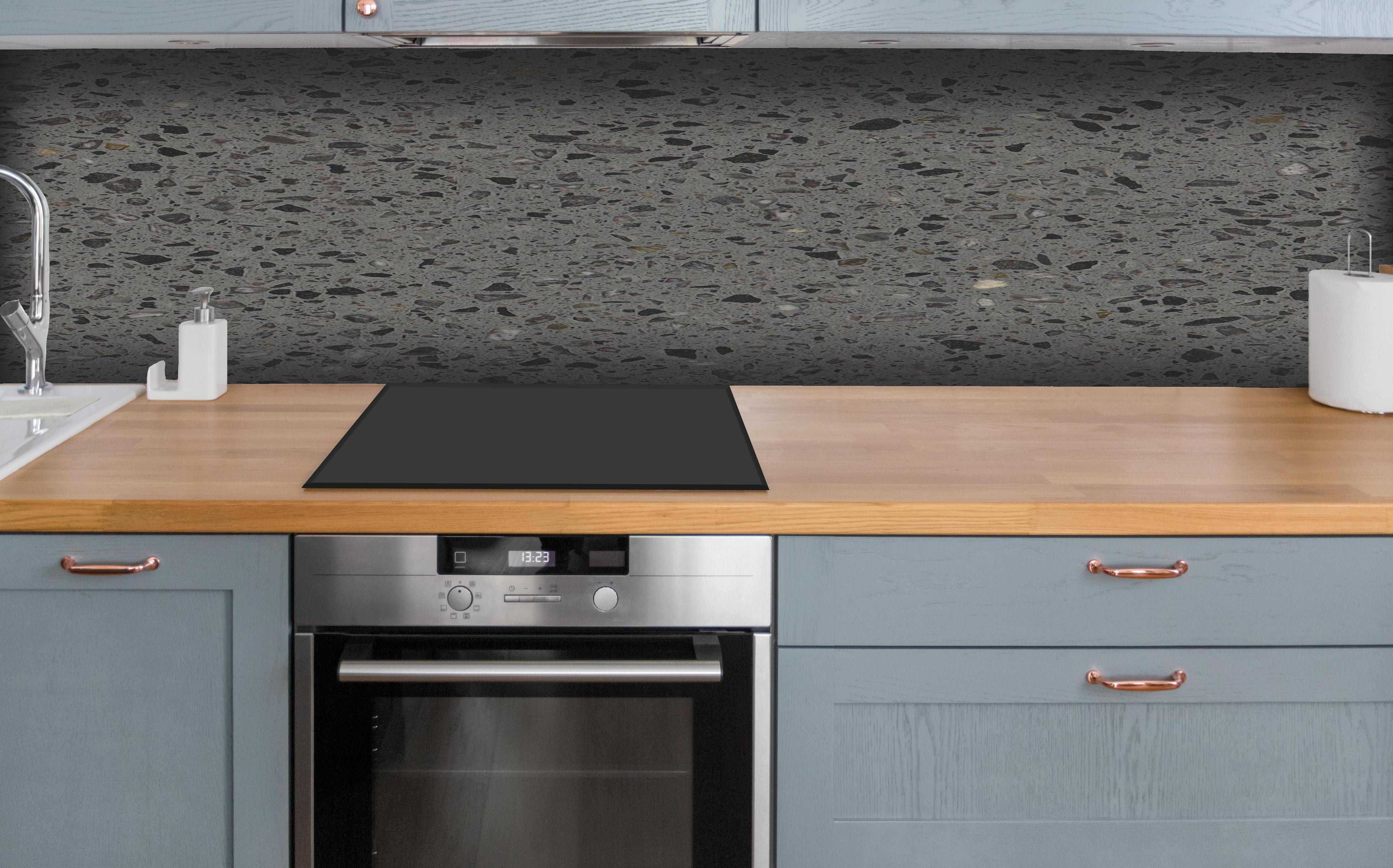 Küche - Quarz FusionStone Grey hinter weißen Hochglanz-Küchenregalen und schwarzem Wasserhahn