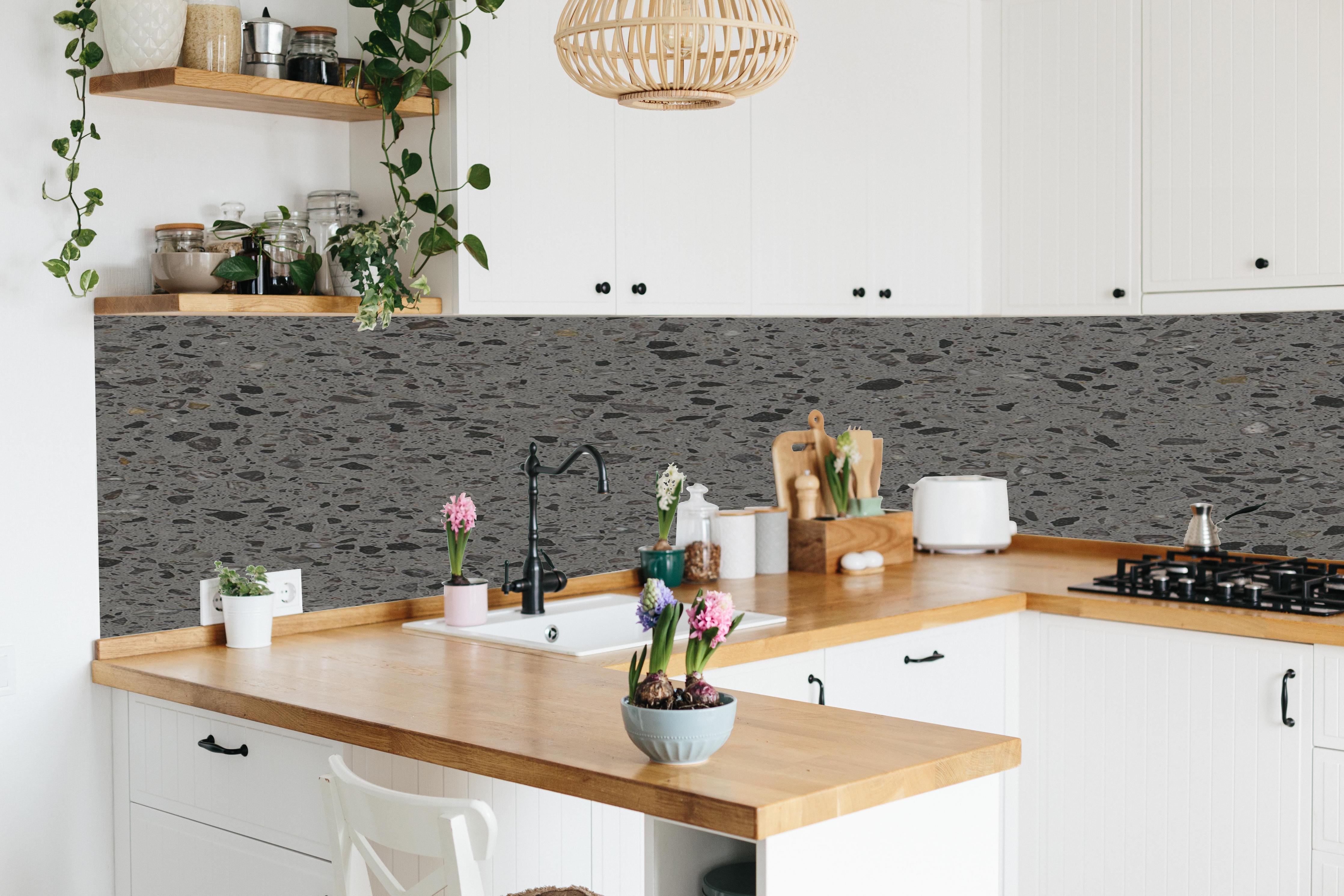 Küche - Quarz FusionStone Grey hinter weißen Hochglanz-Küchenregalen und schwarzem Wasserhahn