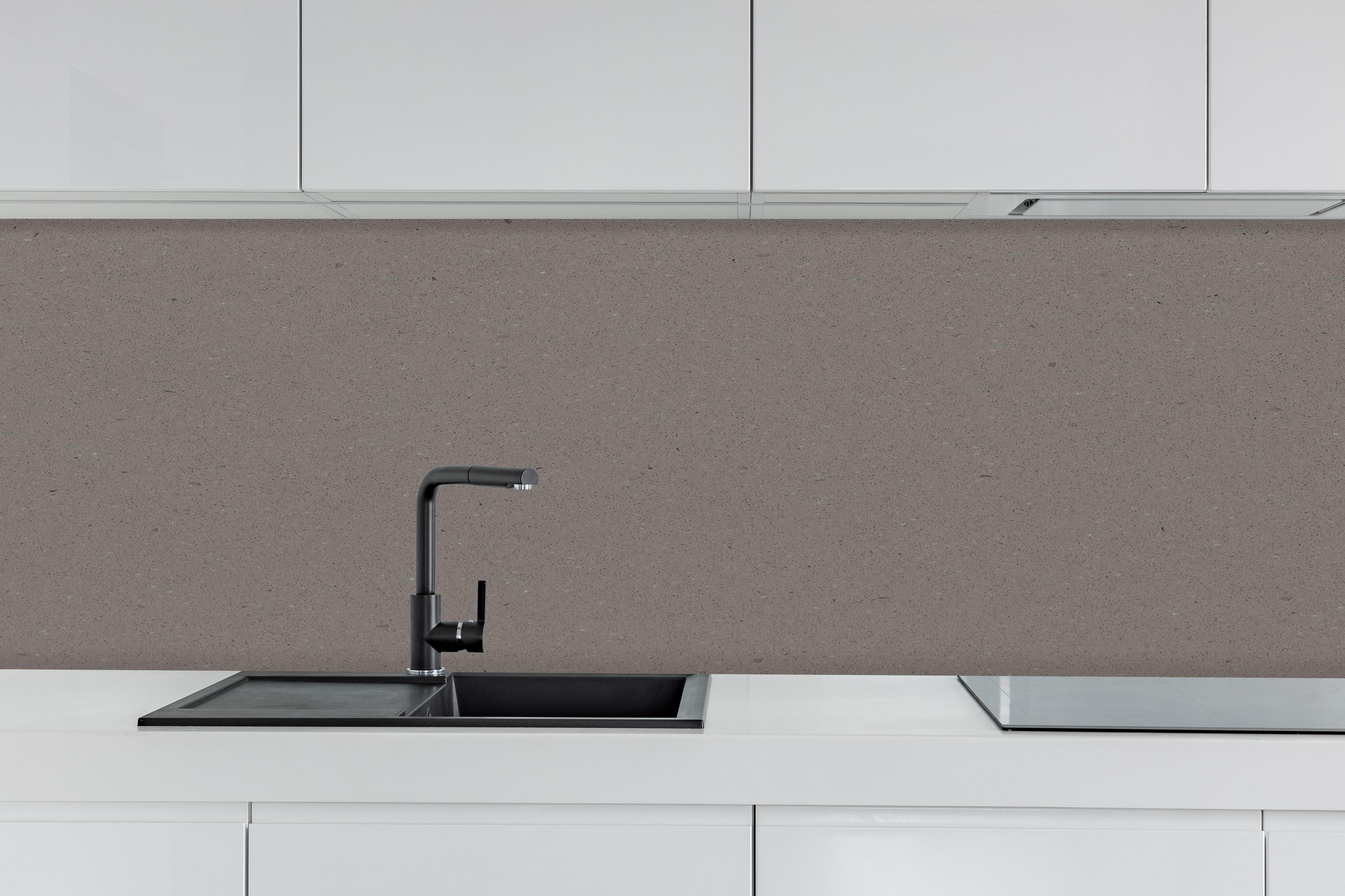 Küche - Quarz Graphite Grey hinter weißen Hochglanz-Küchenregalen und schwarzem Wasserhahn