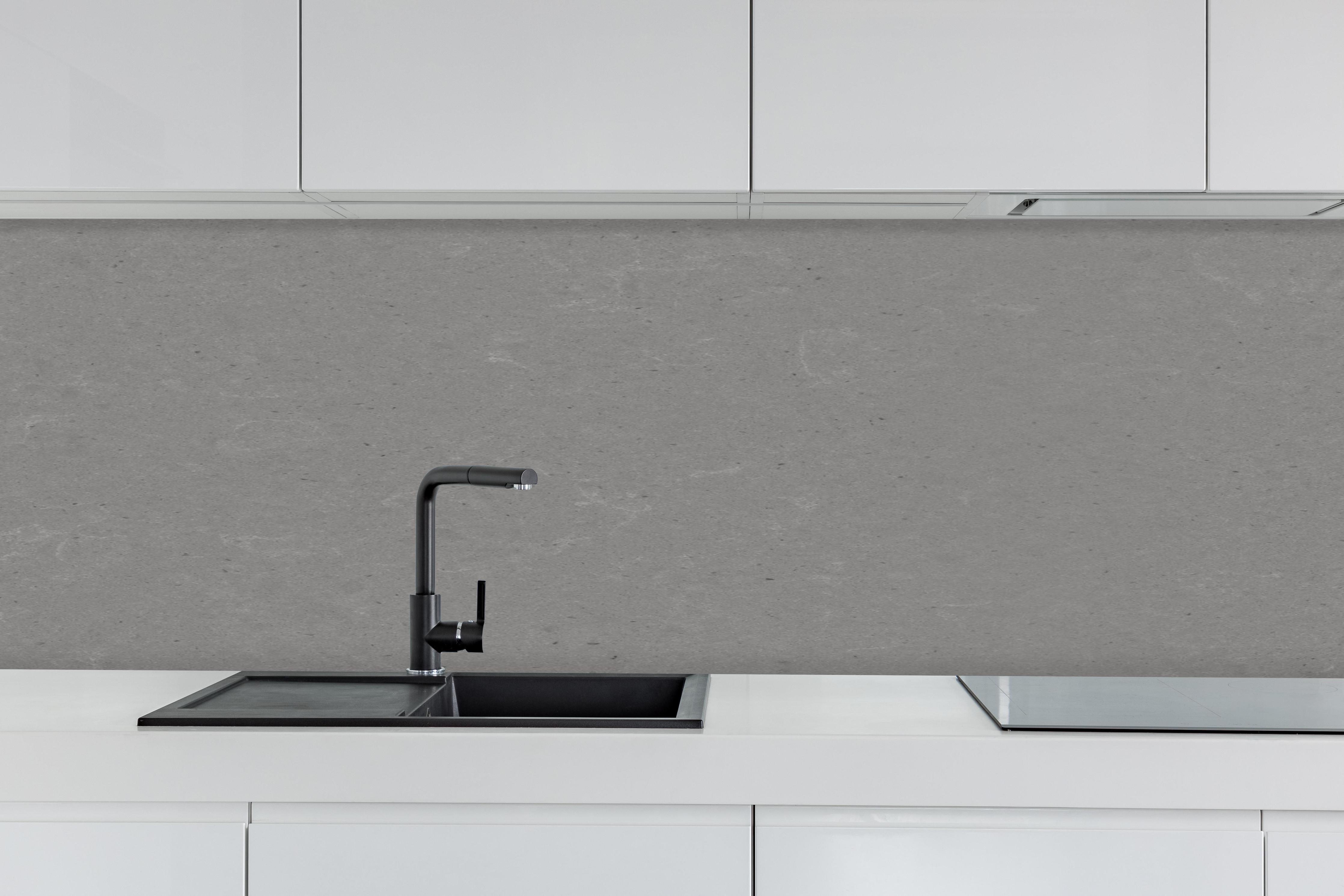 Küche - Quarz Marble Grey hinter weißen Hochglanz-Küchenregalen und schwarzem Wasserhahn