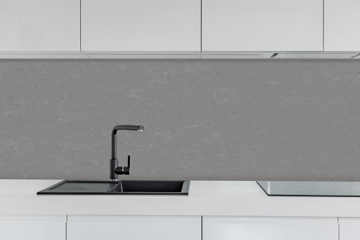 Küche - Quarz Marble Grey hinter weißen Hochglanz-Küchenregalen und schwarzem Wasserhahn