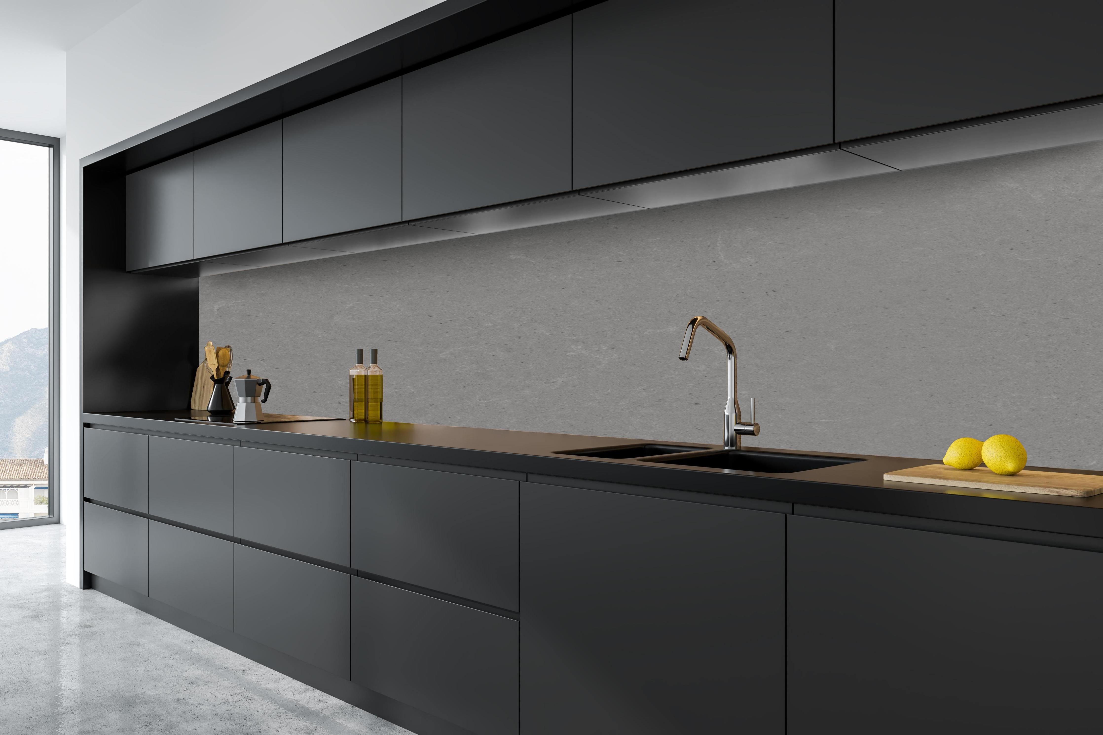 Küche - Quarz Marble Grey hinter weißen Hochglanz-Küchenregalen und schwarzem Wasserhahn