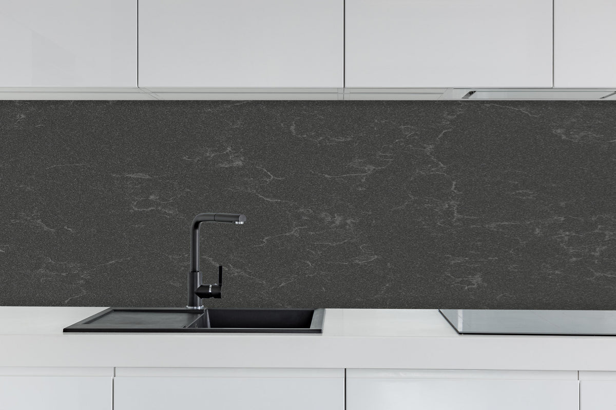 Küche - Quarz Mineralstone Dark hinter weißen Hochglanz-Küchenregalen und schwarzem Wasserhahn