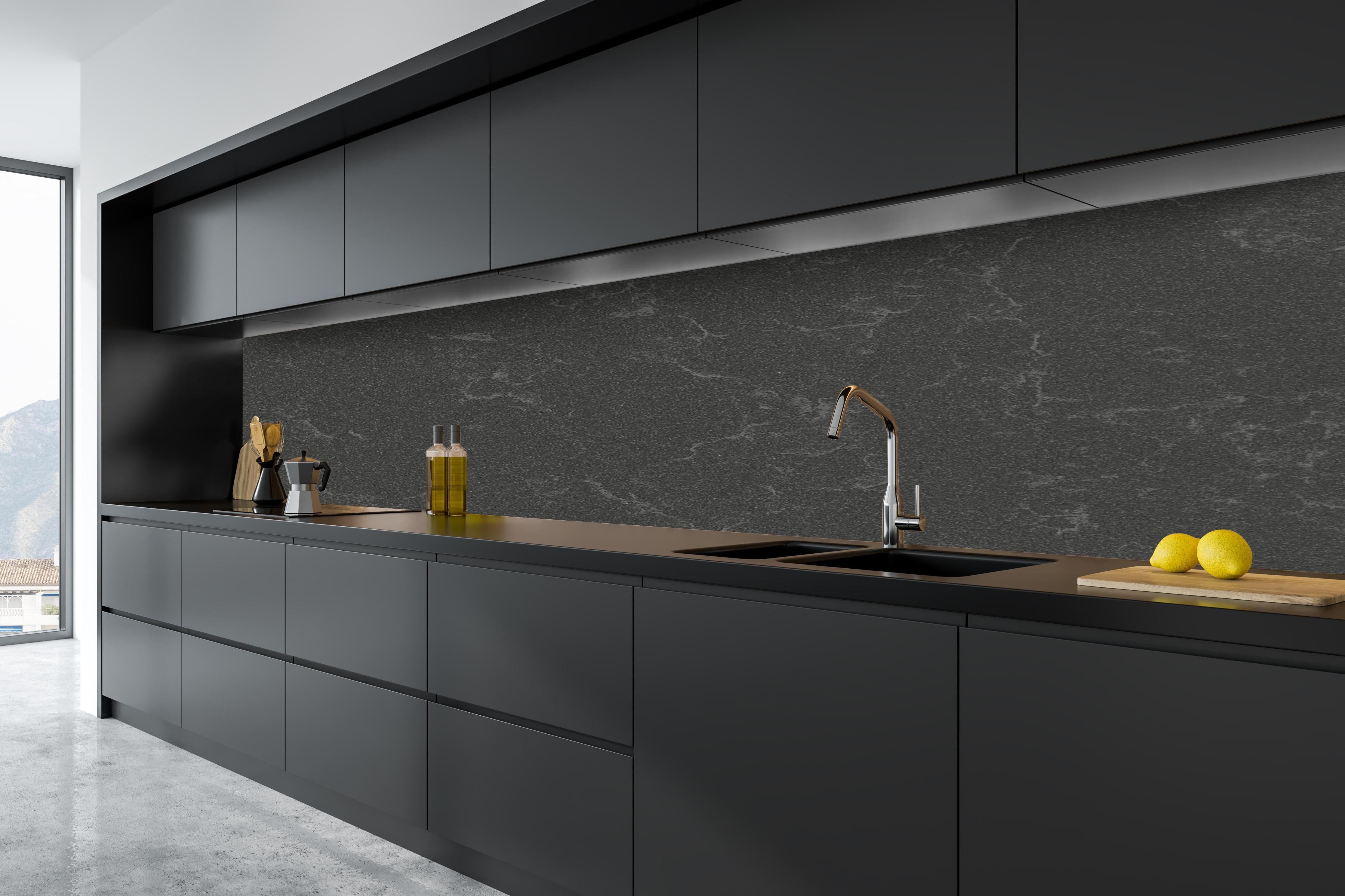 Küche - Quarz Mineralstone Dark hinter weißen Hochglanz-Küchenregalen und schwarzem Wasserhahn