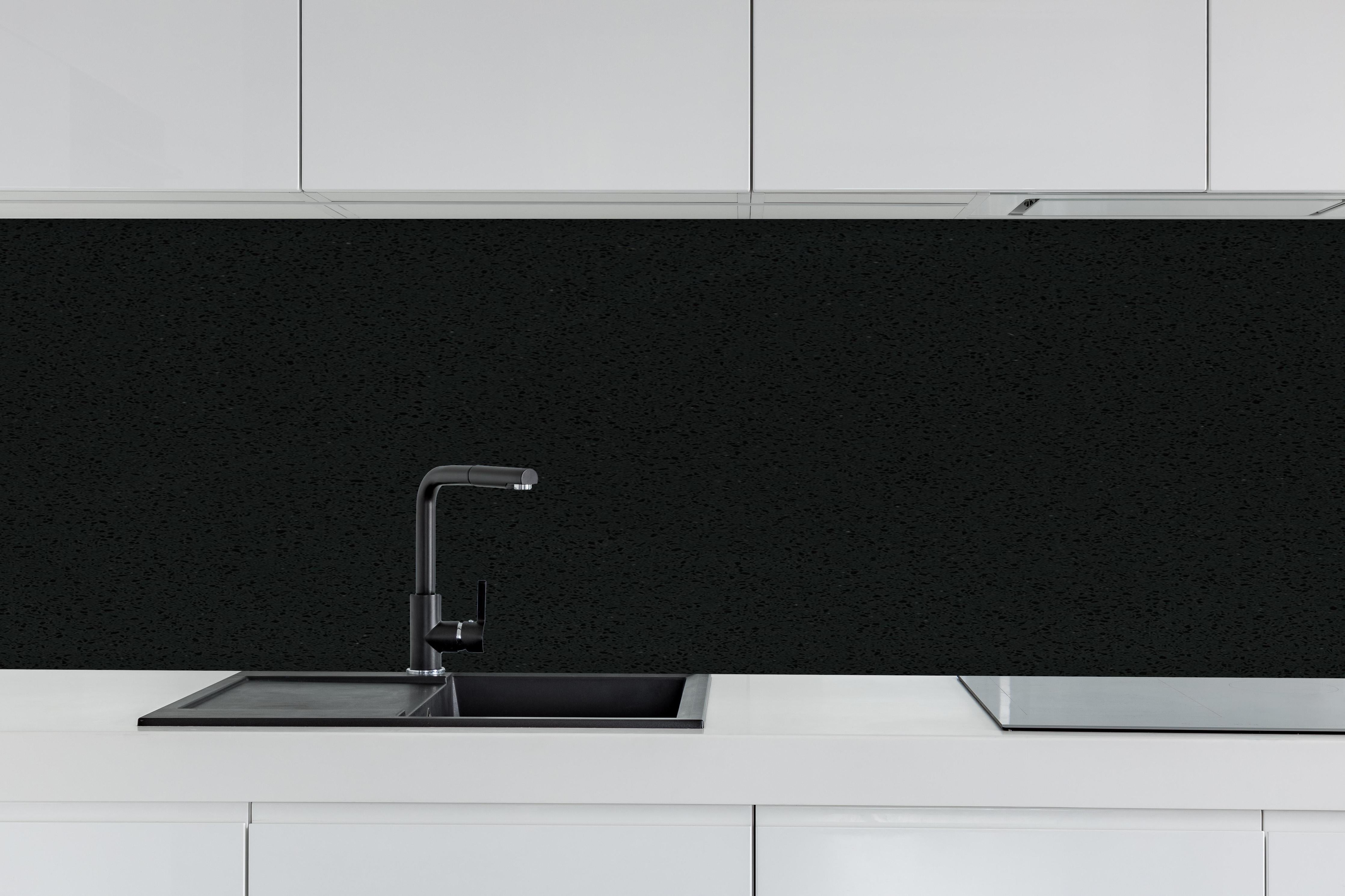 Küche - Quarz Obsidian Black hinter weißen Hochglanz-Küchenregalen und schwarzem Wasserhahn