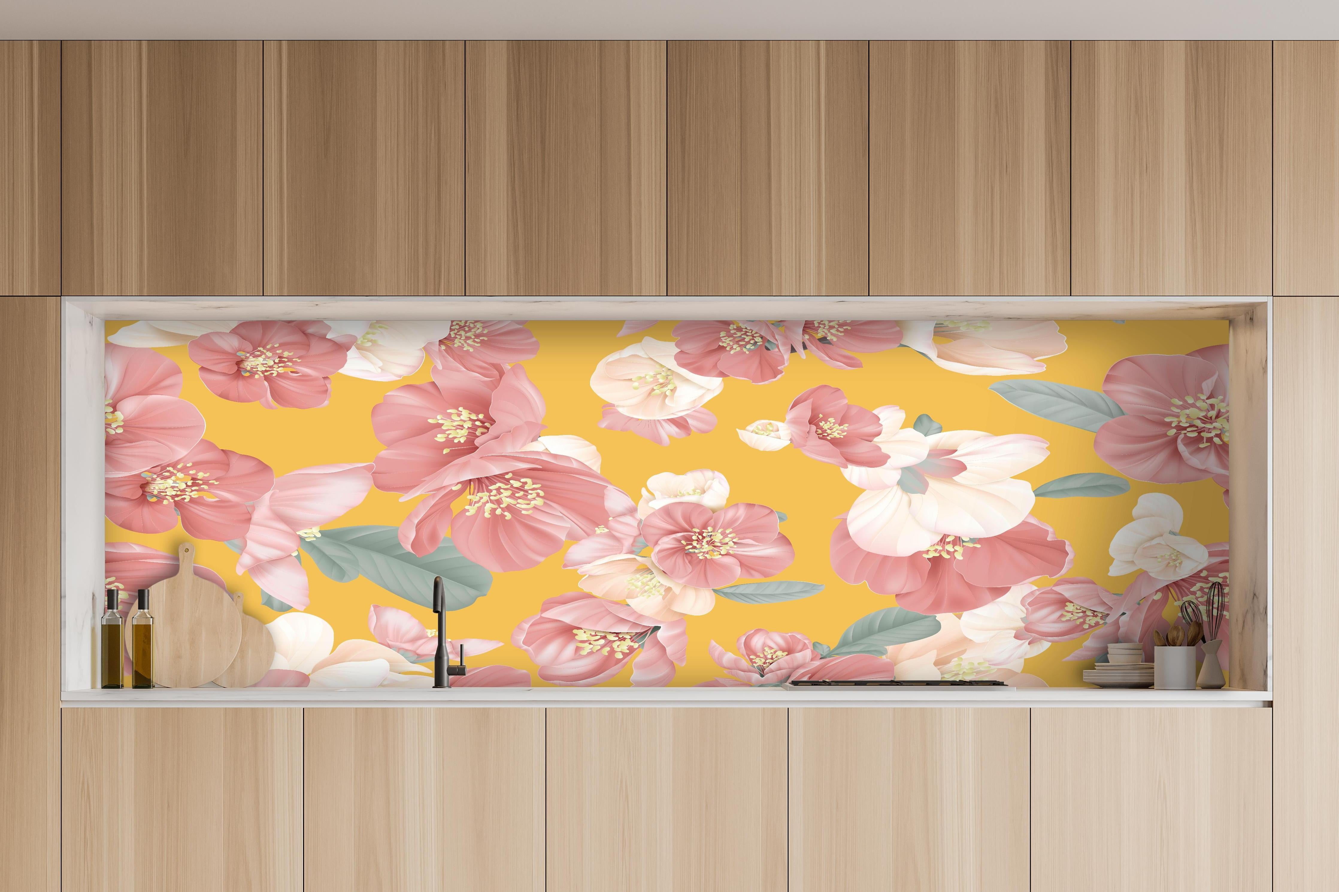 Küche - Quince Flowers Nahtloses Muster Pastellgelb hinter weißen Hochglanz-Küchenregalen und schwarzem Wasserhahn