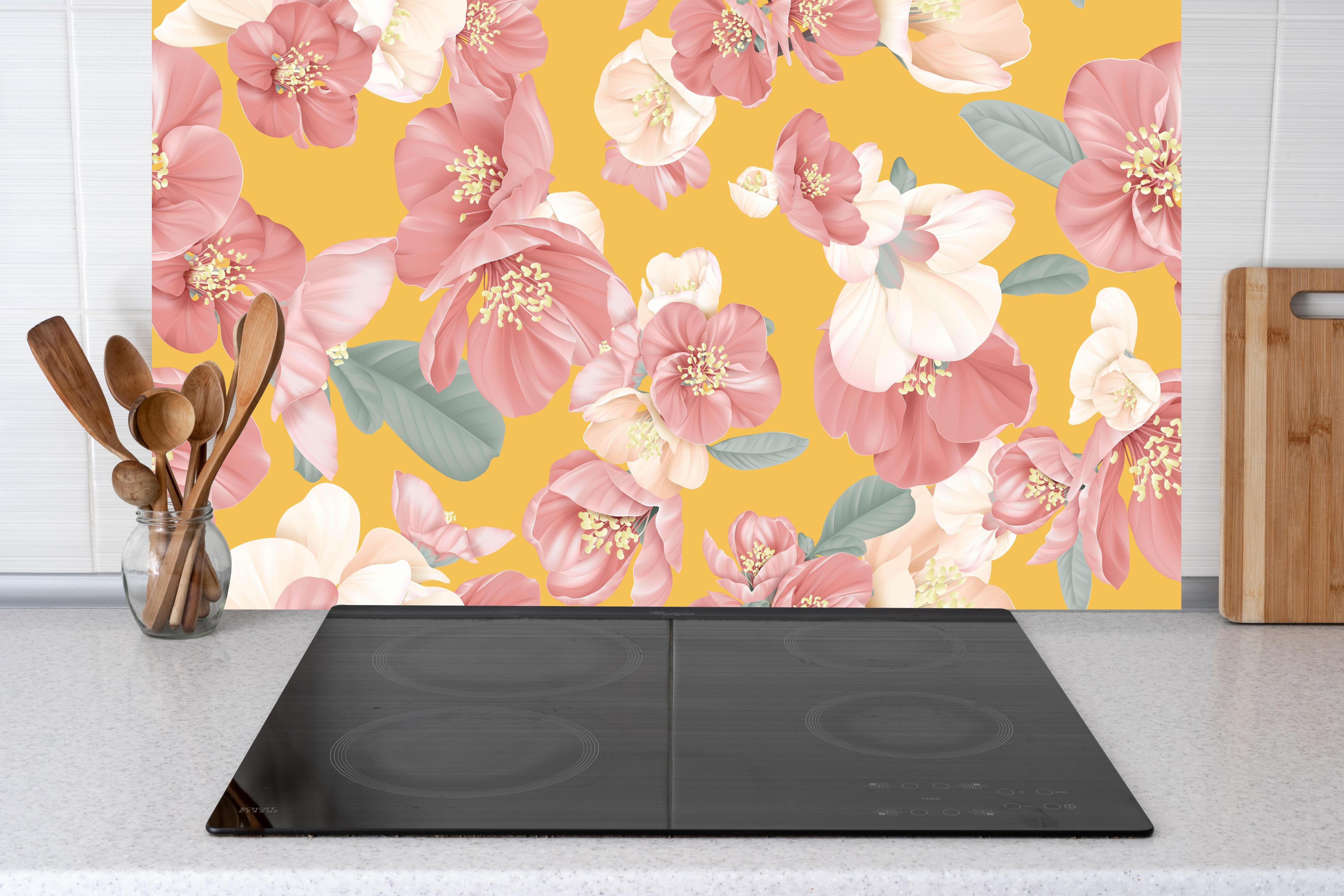 Küche - Quince Flowers Nahtloses Muster Pastellgelb hinter weißen Hochglanz-Küchenregalen und schwarzem Wasserhahn