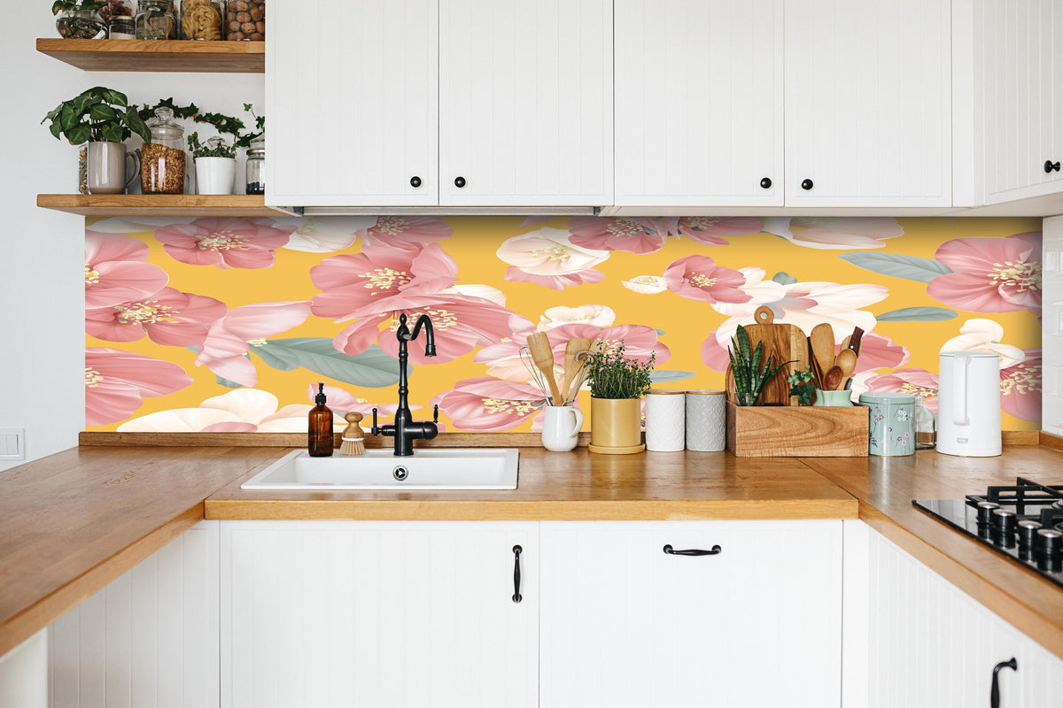 Küche - Quince Flowers Nahtloses Muster Pastellgelb hinter weißen Hochglanz-Küchenregalen und schwarzem Wasserhahn