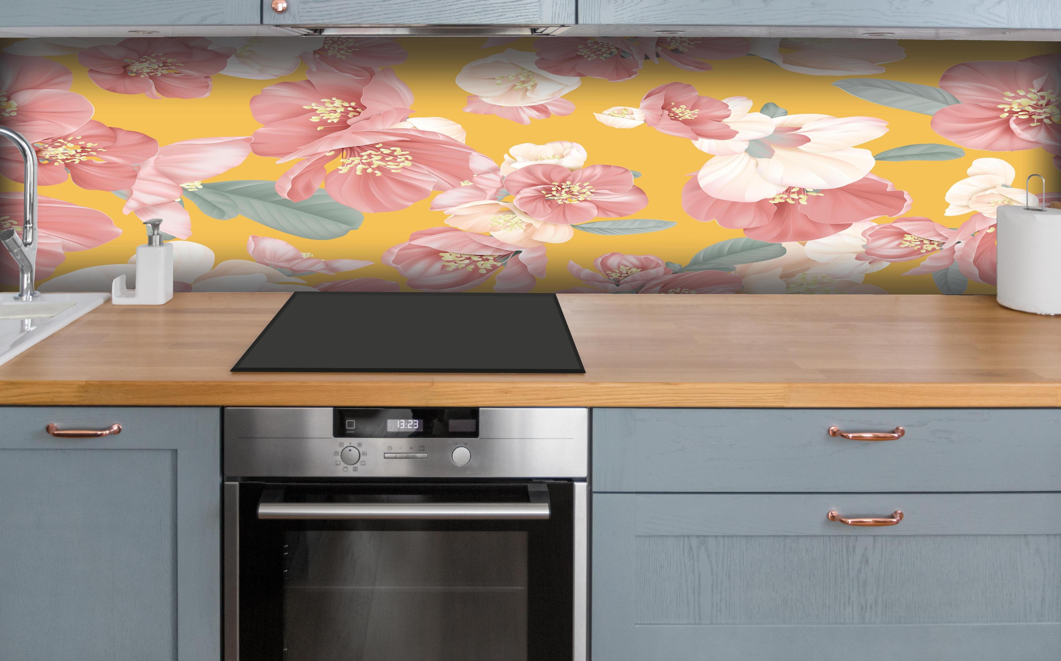 Küche - Quince Flowers Nahtloses Muster Pastellgelb hinter weißen Hochglanz-Küchenregalen und schwarzem Wasserhahn