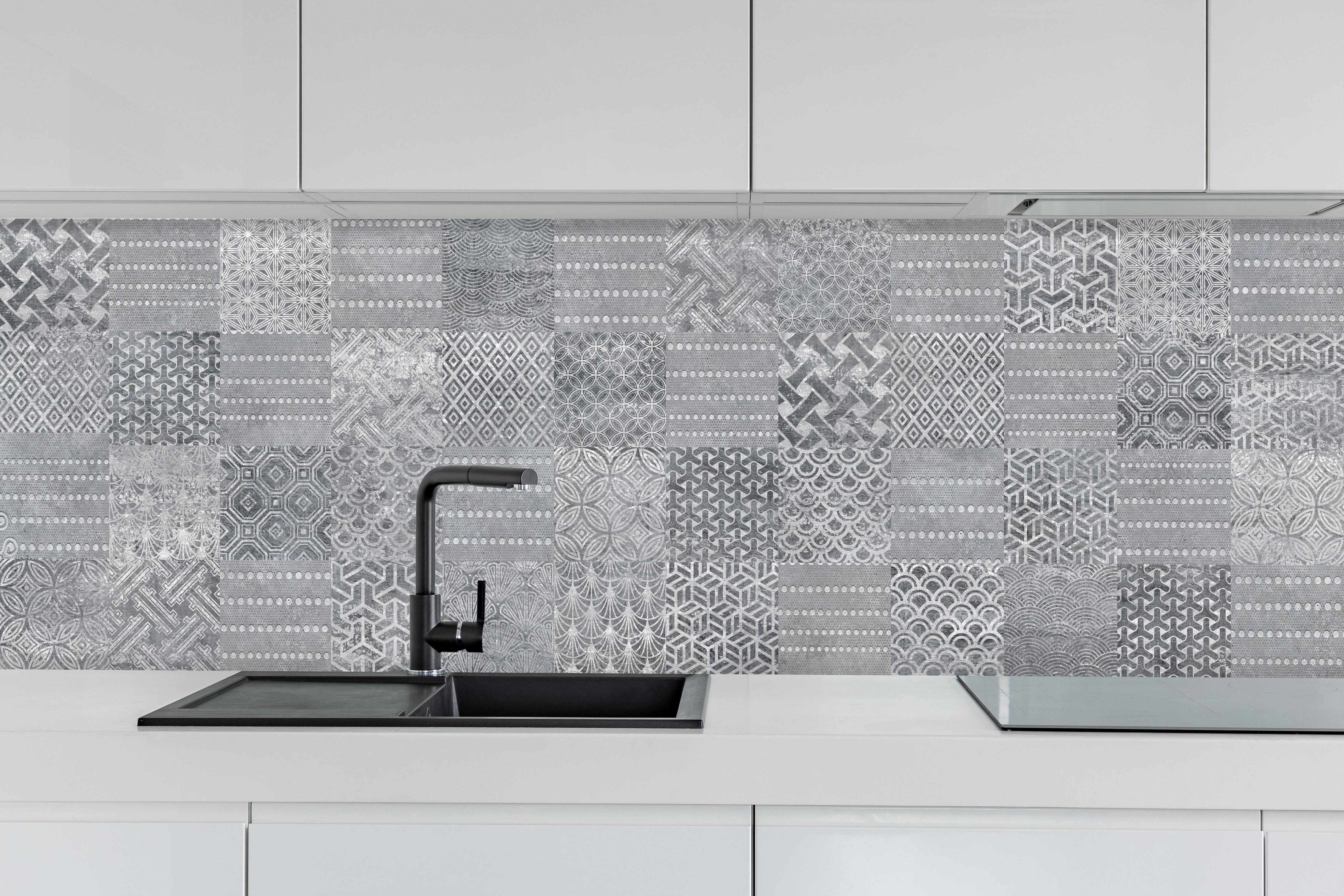 Küche - Retro Graumuster Fliesendesign Hintergrund hinter weißen Hochglanz-Küchenregalen und schwarzem Wasserhahn