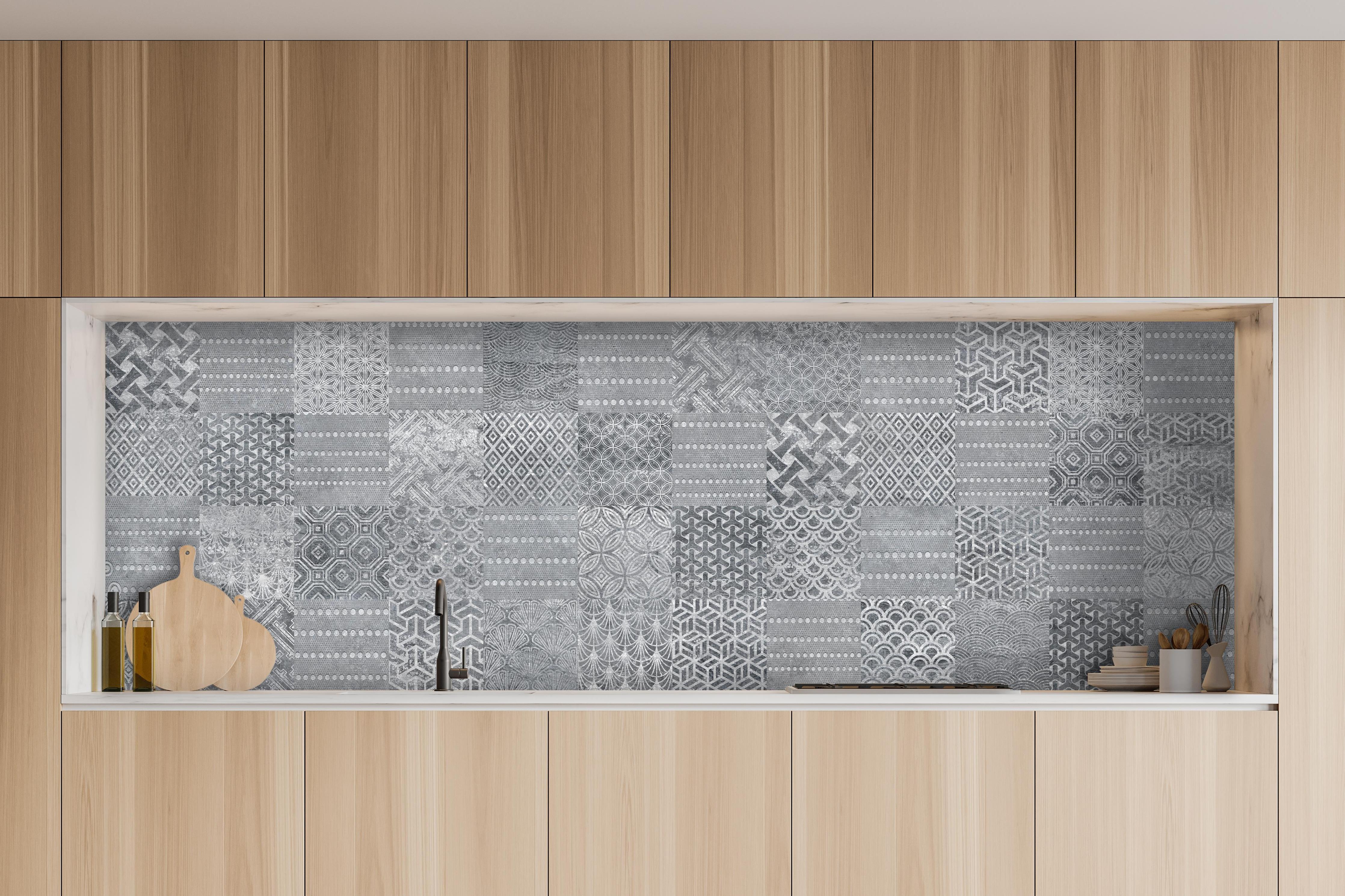 Küche - Retro Graumuster Fliesendesign Hintergrund hinter weißen Hochglanz-Küchenregalen und schwarzem Wasserhahn