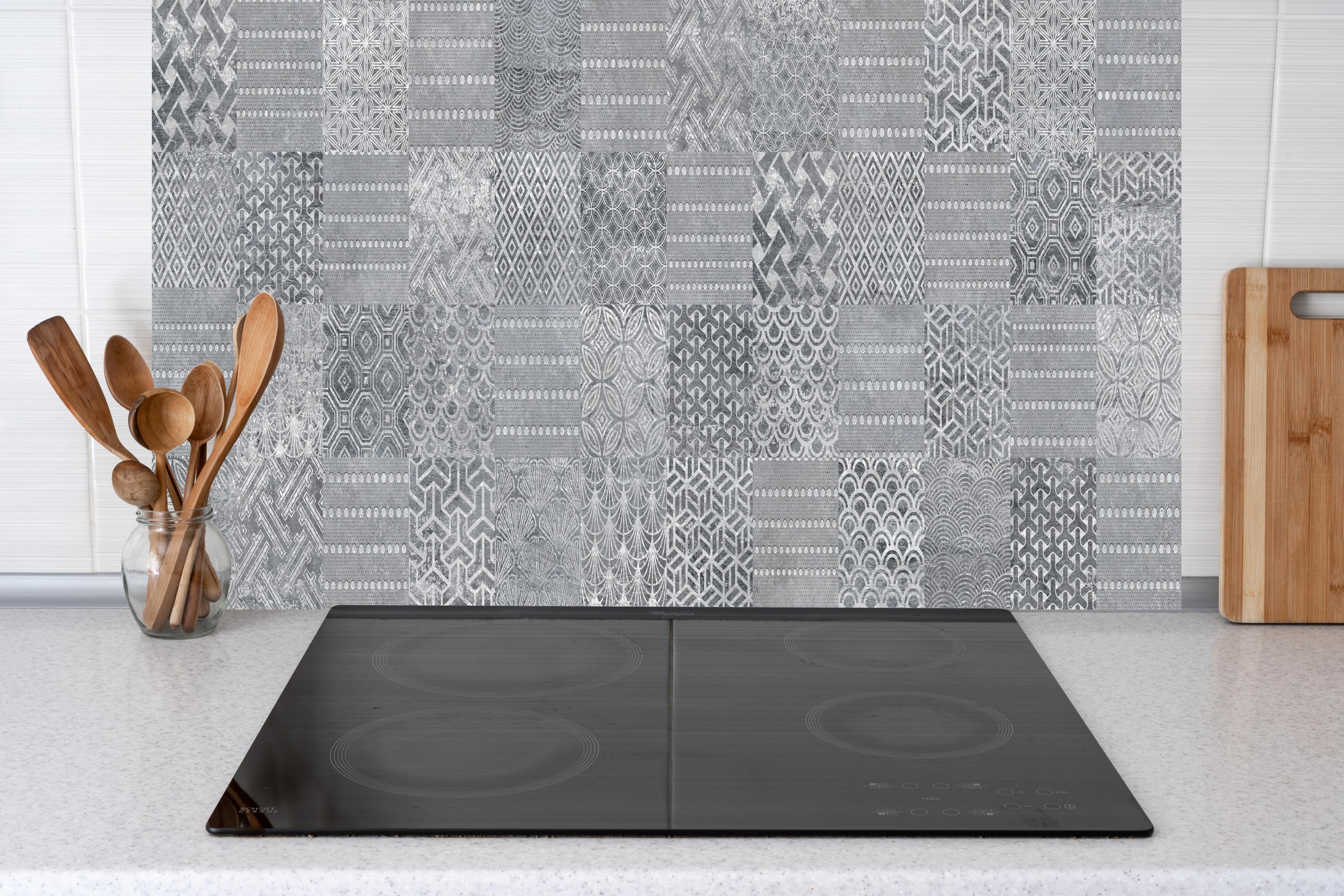 Küche - Retro Graumuster Fliesendesign Hintergrund hinter weißen Hochglanz-Küchenregalen und schwarzem Wasserhahn