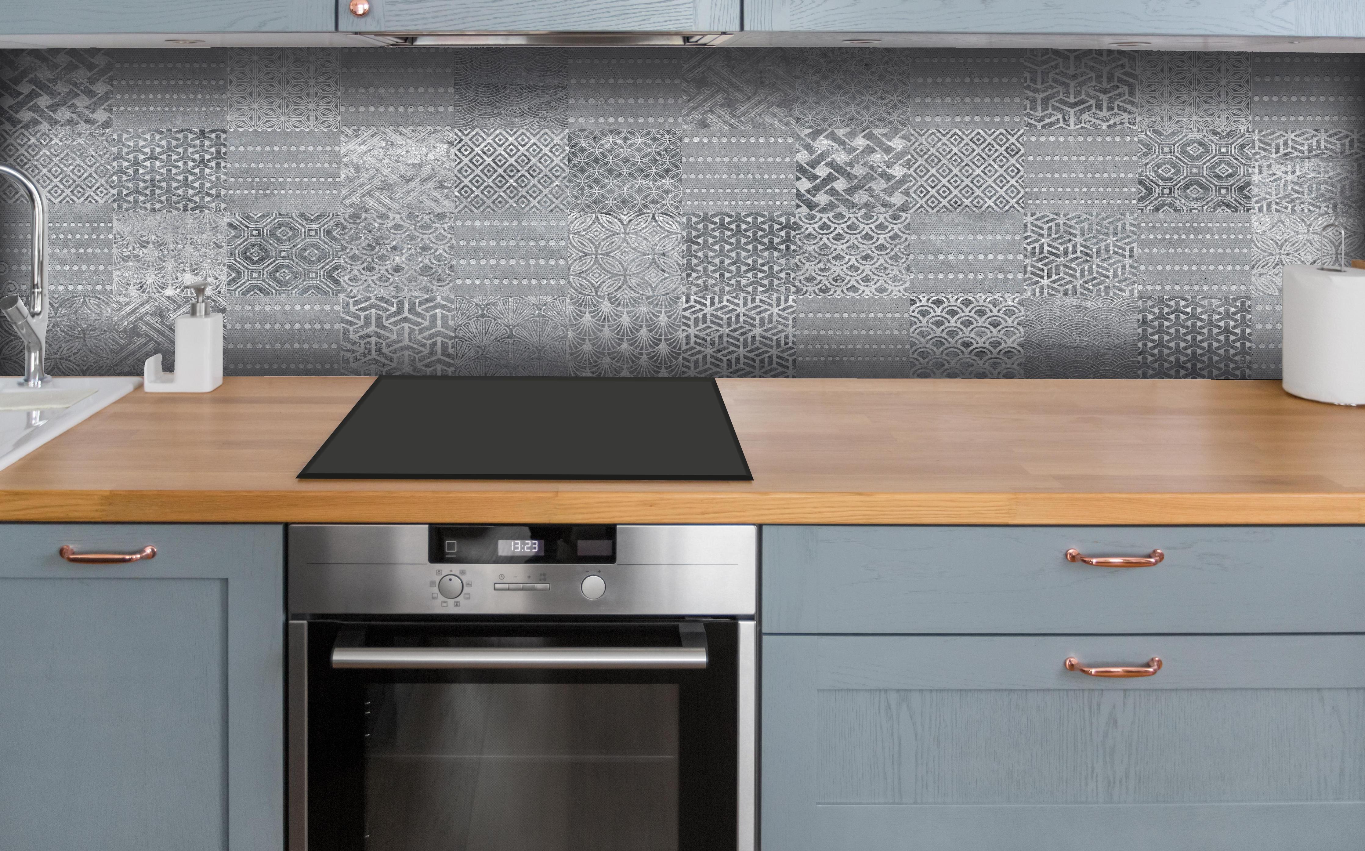 Küche - Retro Graumuster Fliesendesign Hintergrund hinter weißen Hochglanz-Küchenregalen und schwarzem Wasserhahn