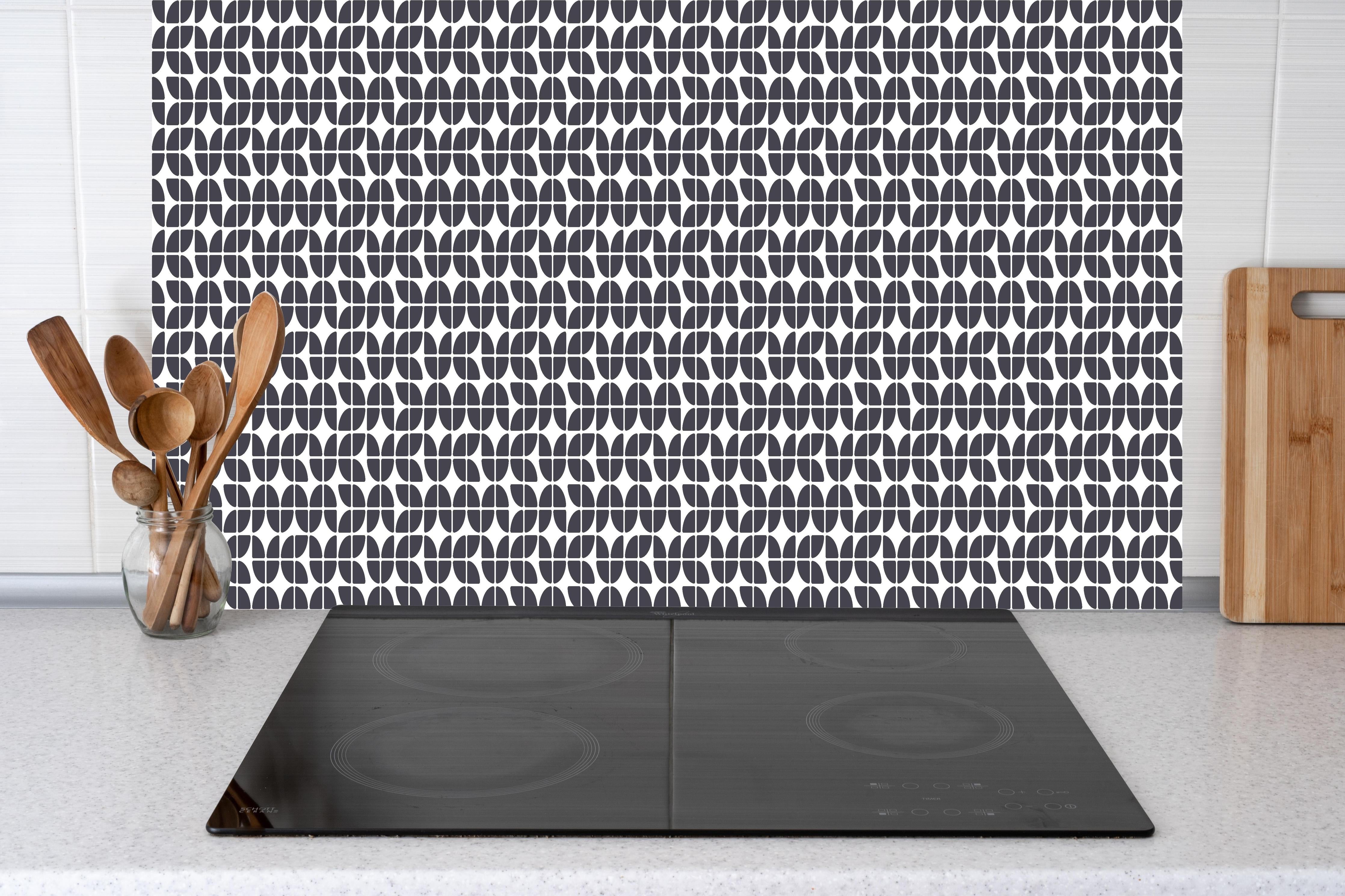 Küche - Retro Grazia Antracite hinter weißen Hochglanz-Küchenregalen und schwarzem Wasserhahn