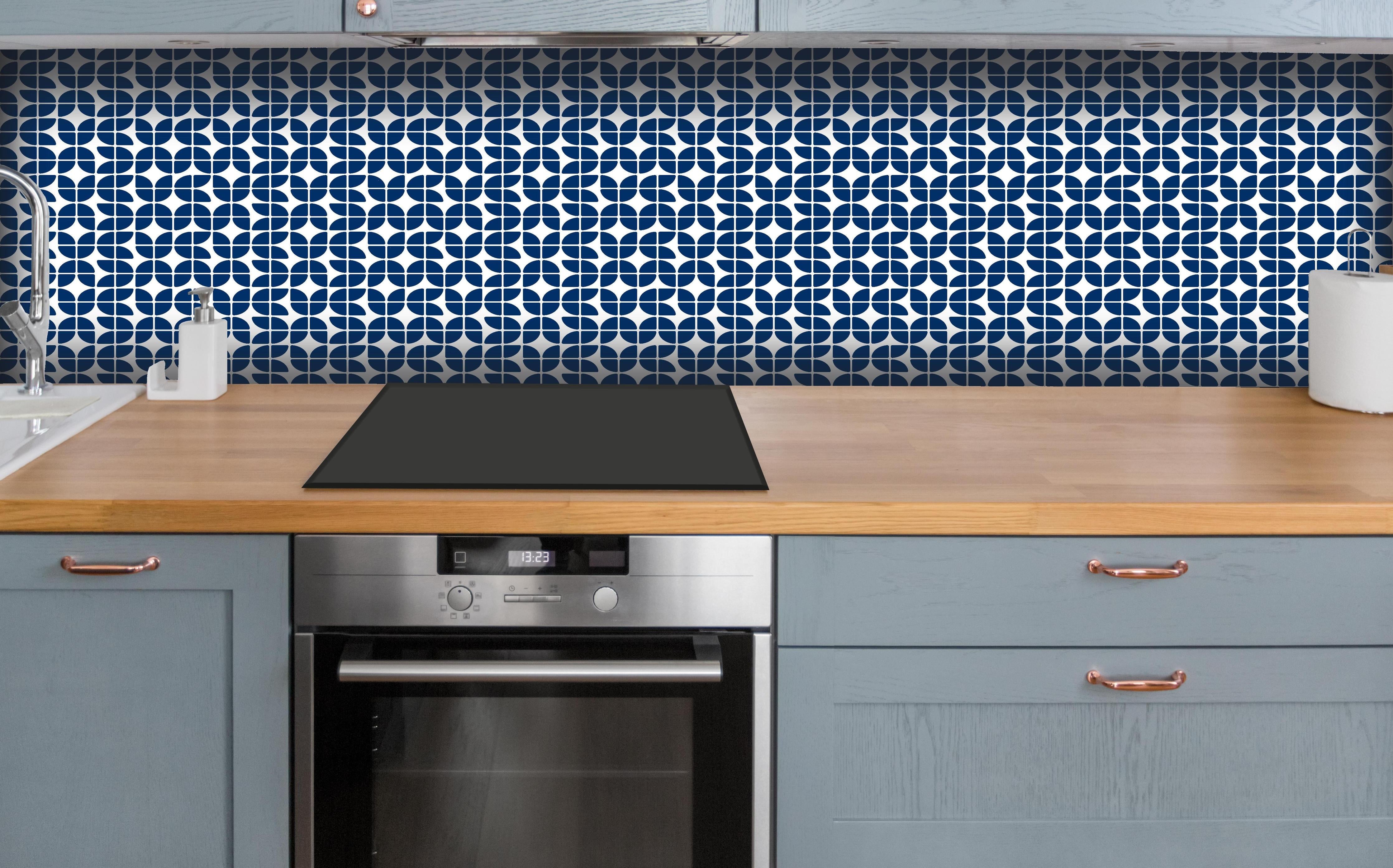 Küche - Retro Grazia Blu notte hinter weißen Hochglanz-Küchenregalen und schwarzem Wasserhahn