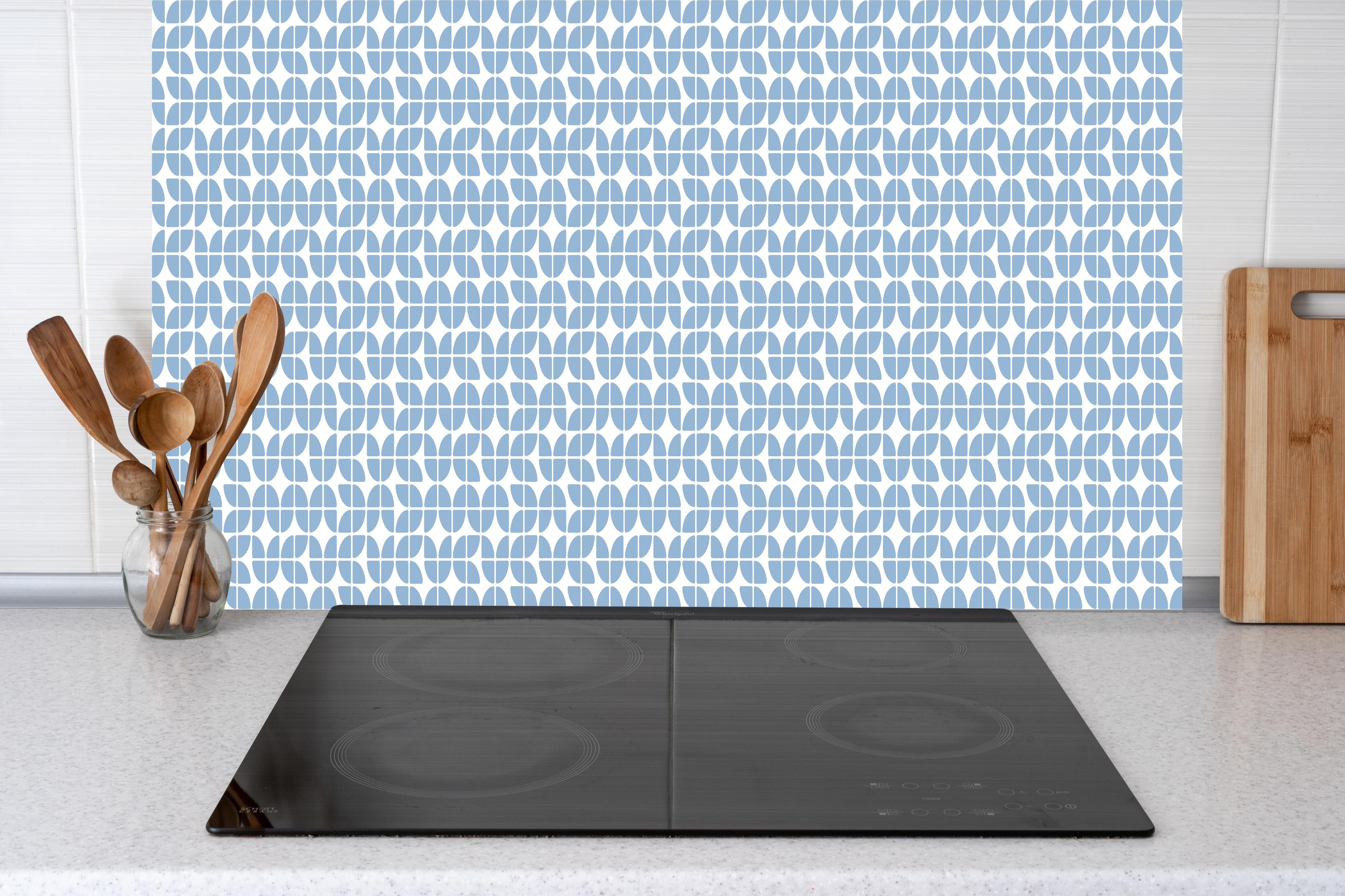 Küche - Retro Grazia Ceruleo hinter weißen Hochglanz-Küchenregalen und schwarzem Wasserhahn