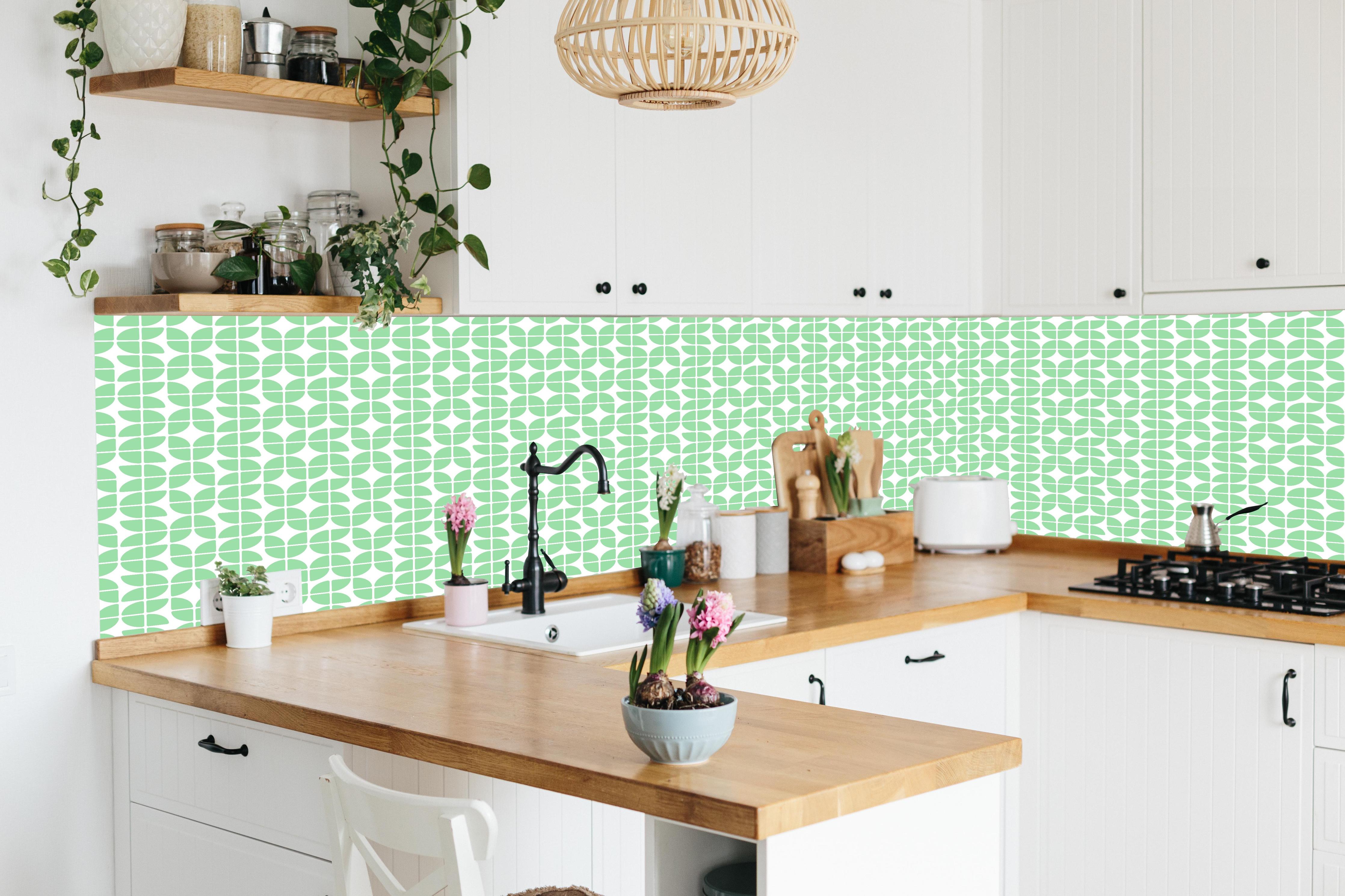 Küche - Retro Grazia Muschio hinter weißen Hochglanz-Küchenregalen und schwarzem Wasserhahn