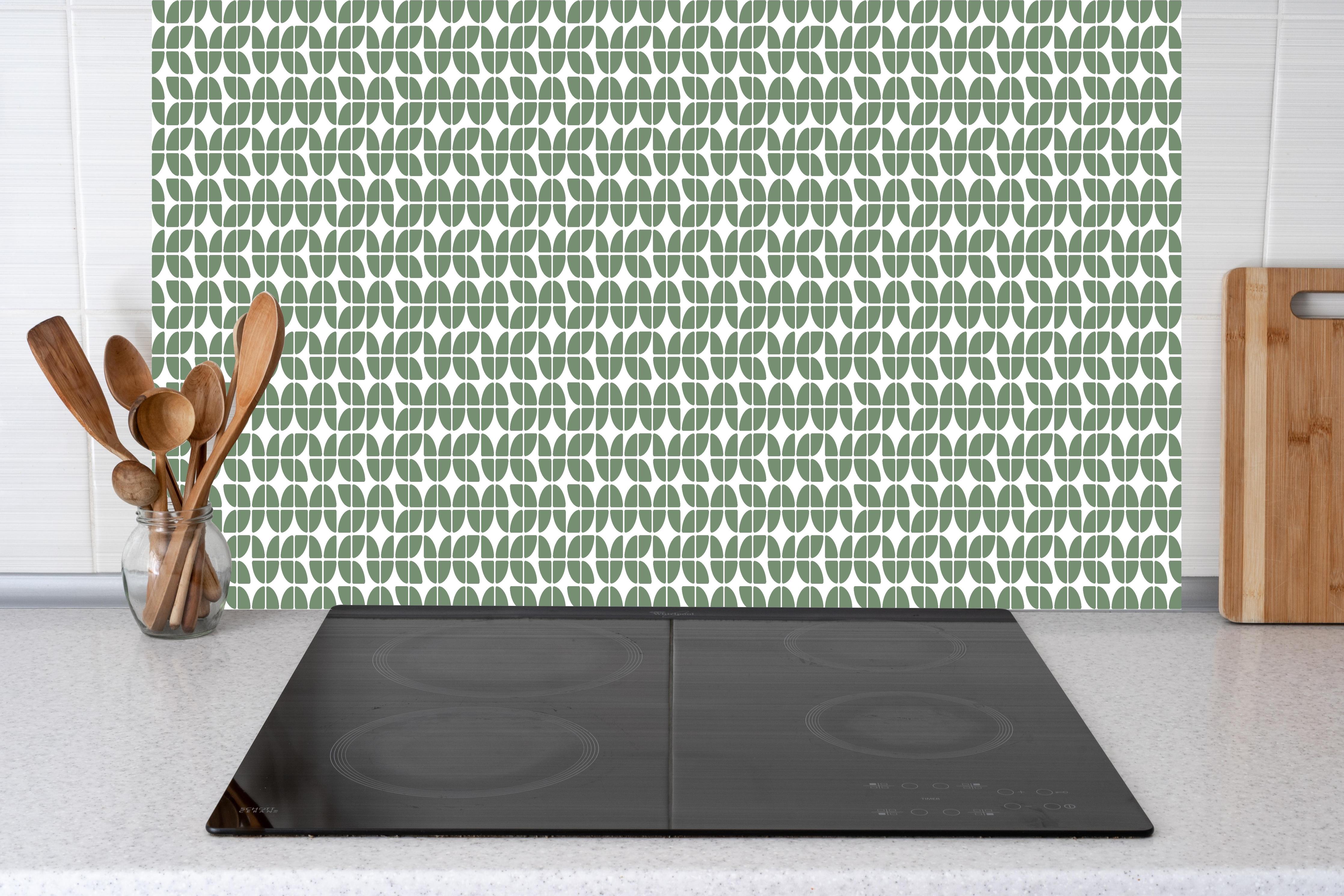 Küche - Retro Grazia Oliva hinter weißen Hochglanz-Küchenregalen und schwarzem Wasserhahn