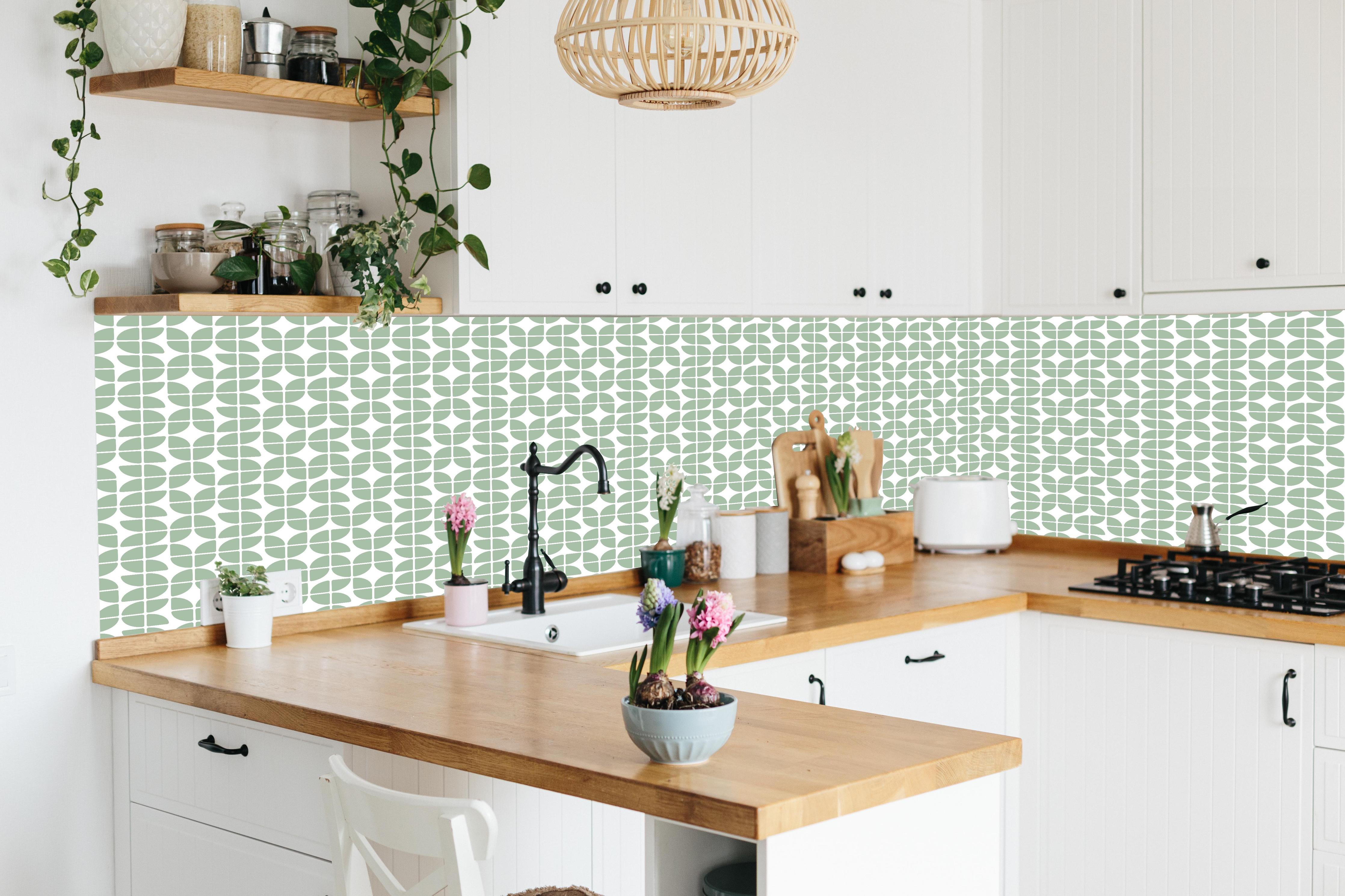 Küche - Retro Grazia Salvia hinter weißen Hochglanz-Küchenregalen und schwarzem Wasserhahn
